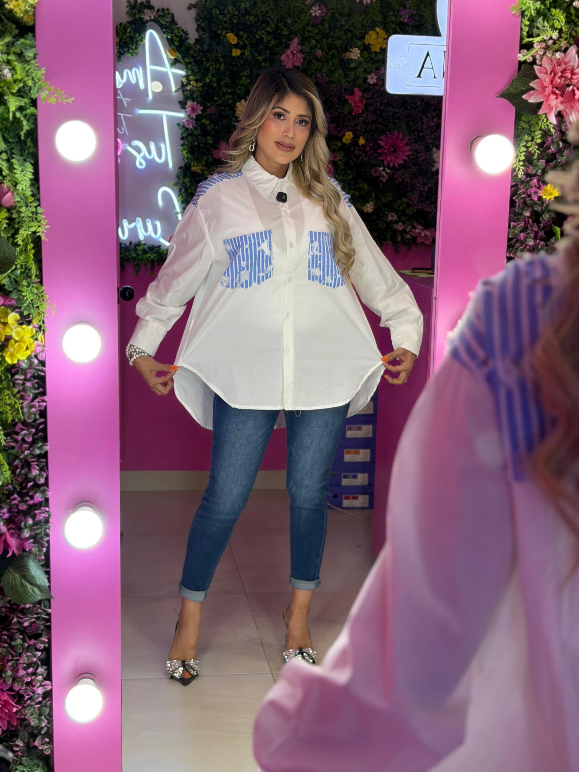 Camisa blanca con encaje azul