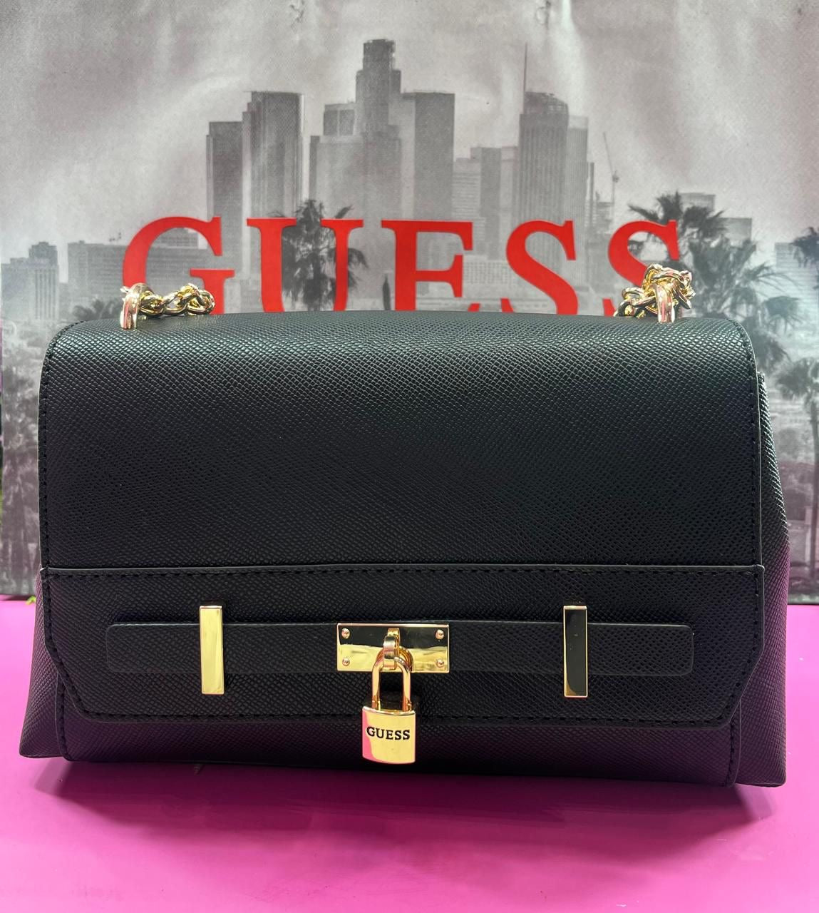 Bolsa negra con herrajes dorados GUESS