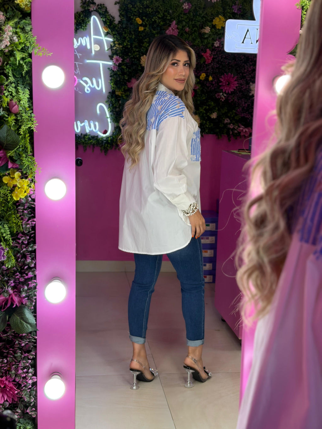 Camisa blanca con encaje azul