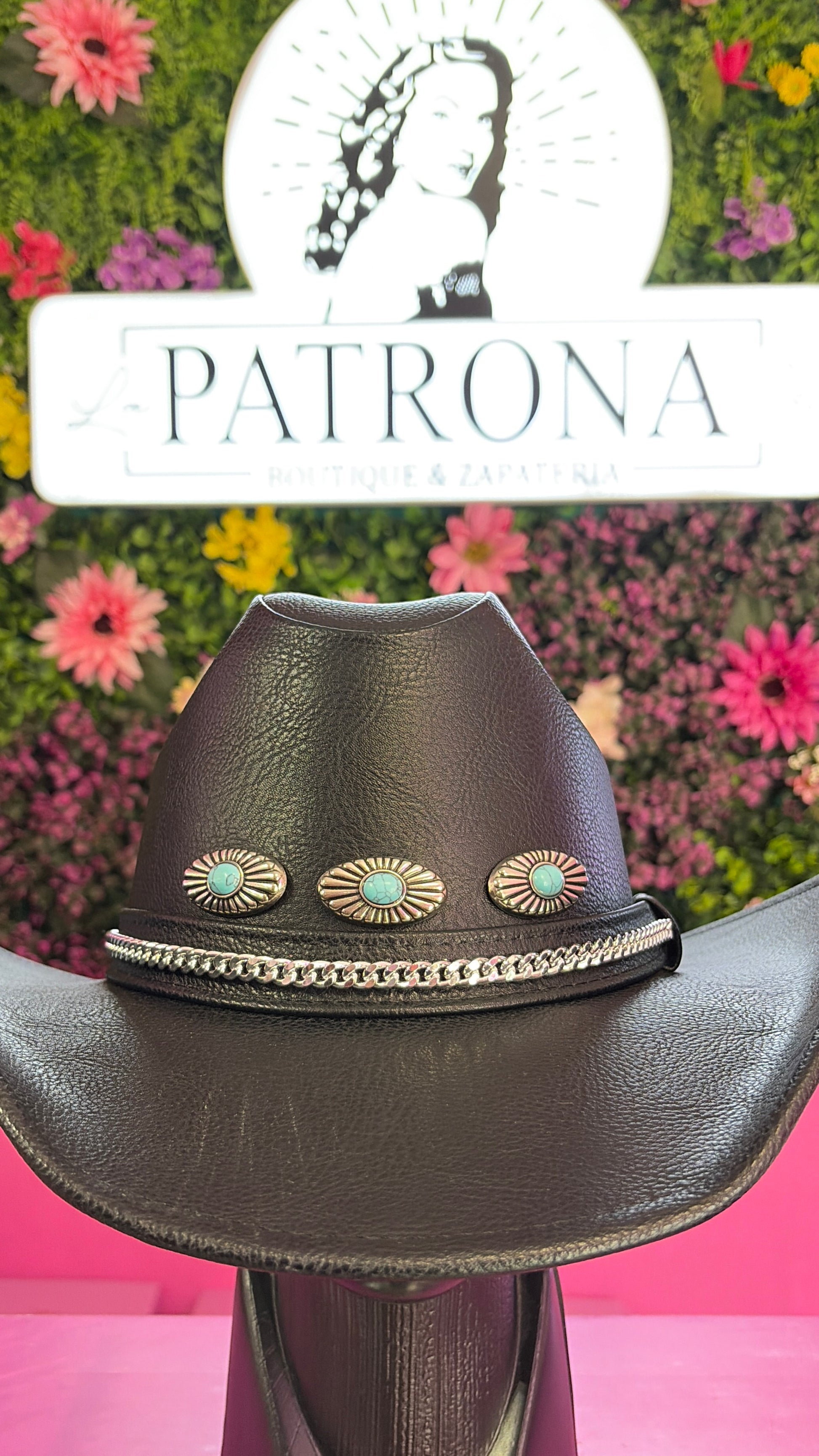 Sombrero negro vinipiel con diseño y detalles azules