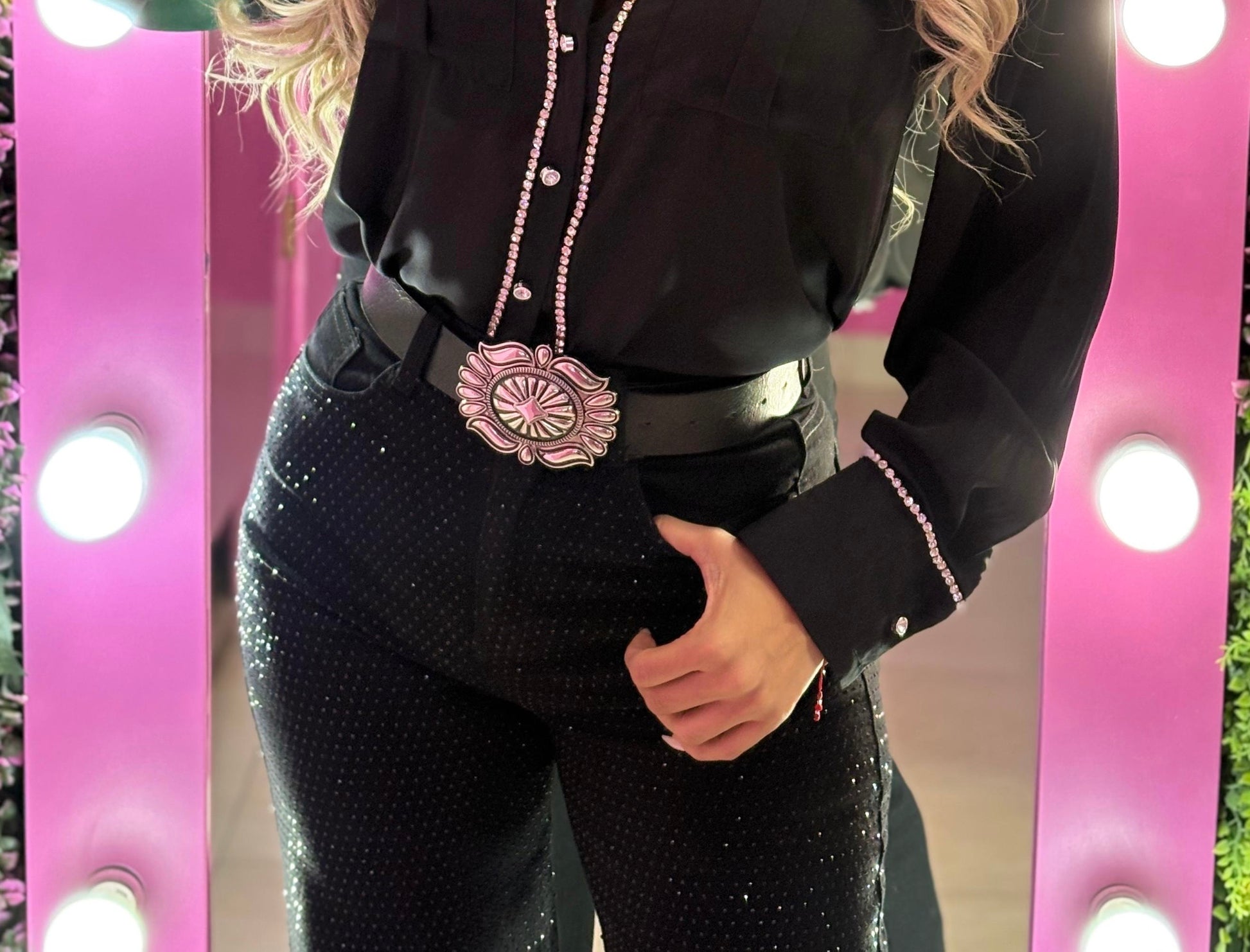Pantalón mezclilla negro con piedritas negras