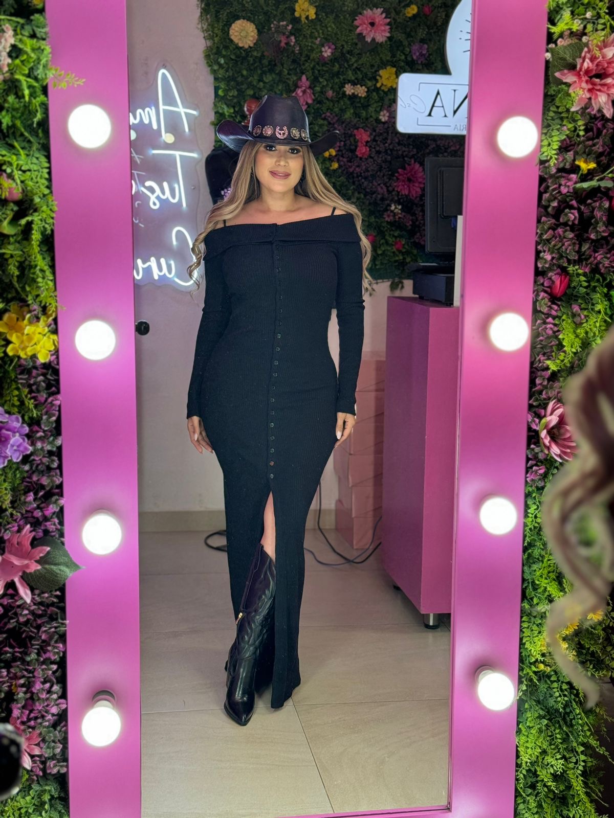 Vestido negro corte campesino  manga larga con botones enfrente