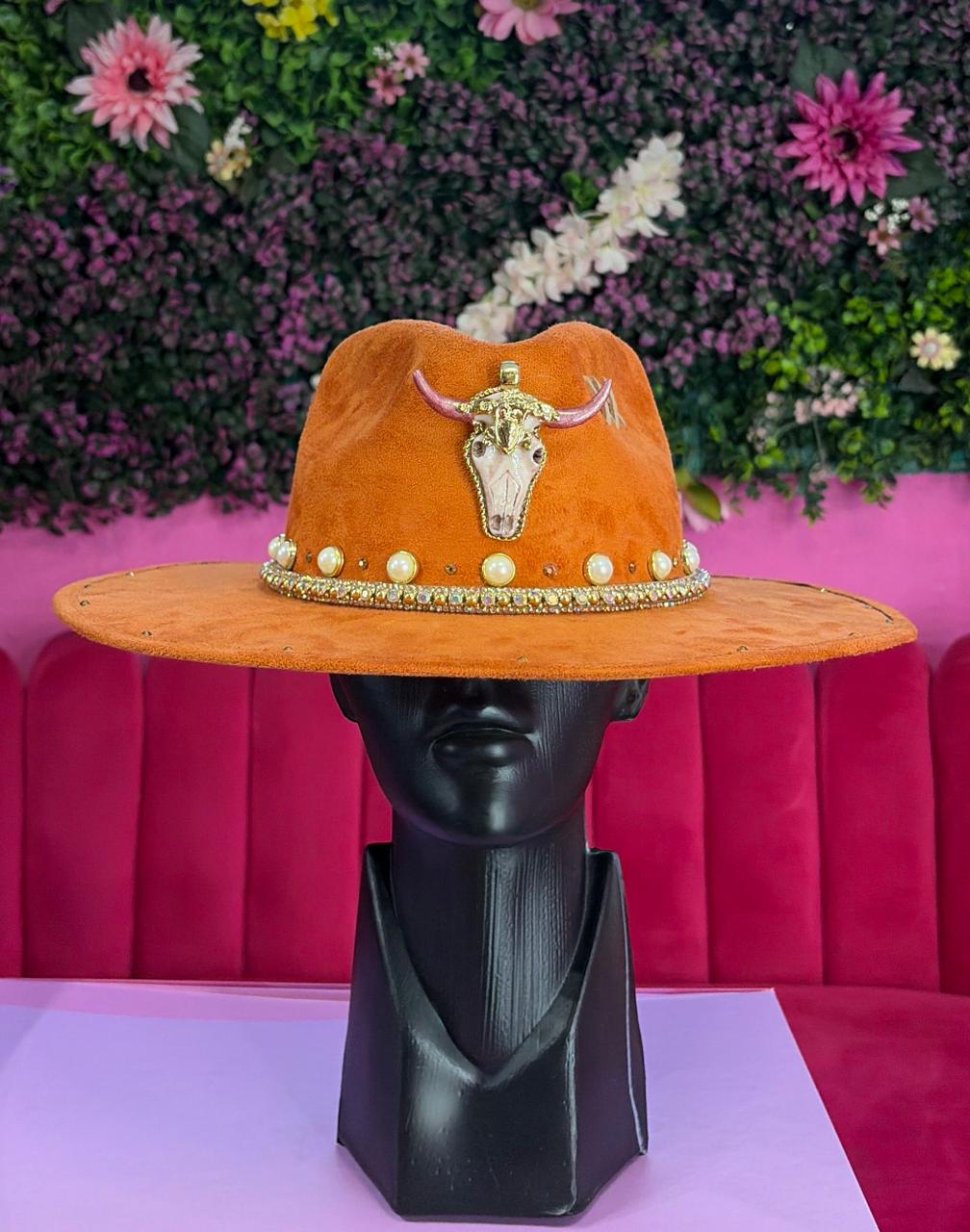 Sombrero naranja de gamuza cornuda