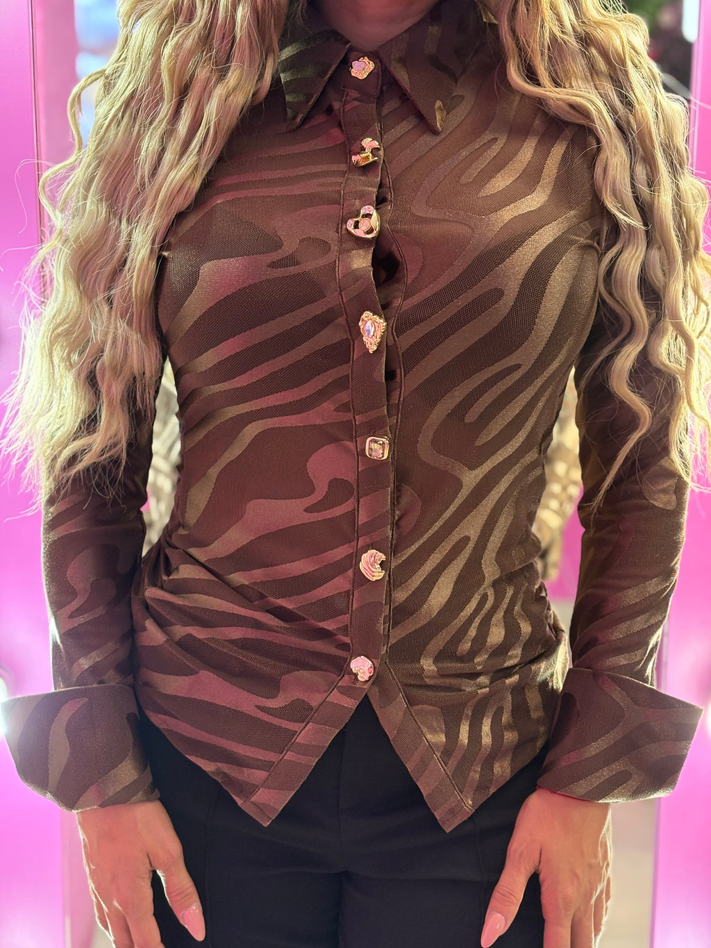 Camisa café con dijes estilo mesh