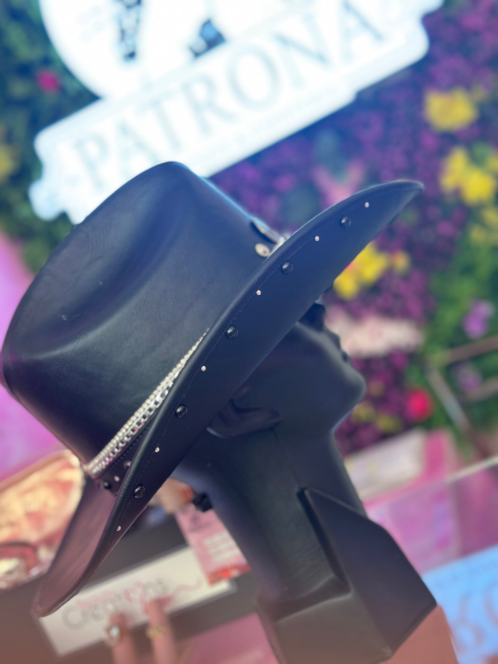 Sombrero negro de vinipiel