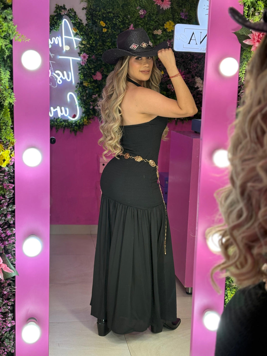 Vestido negro con escote