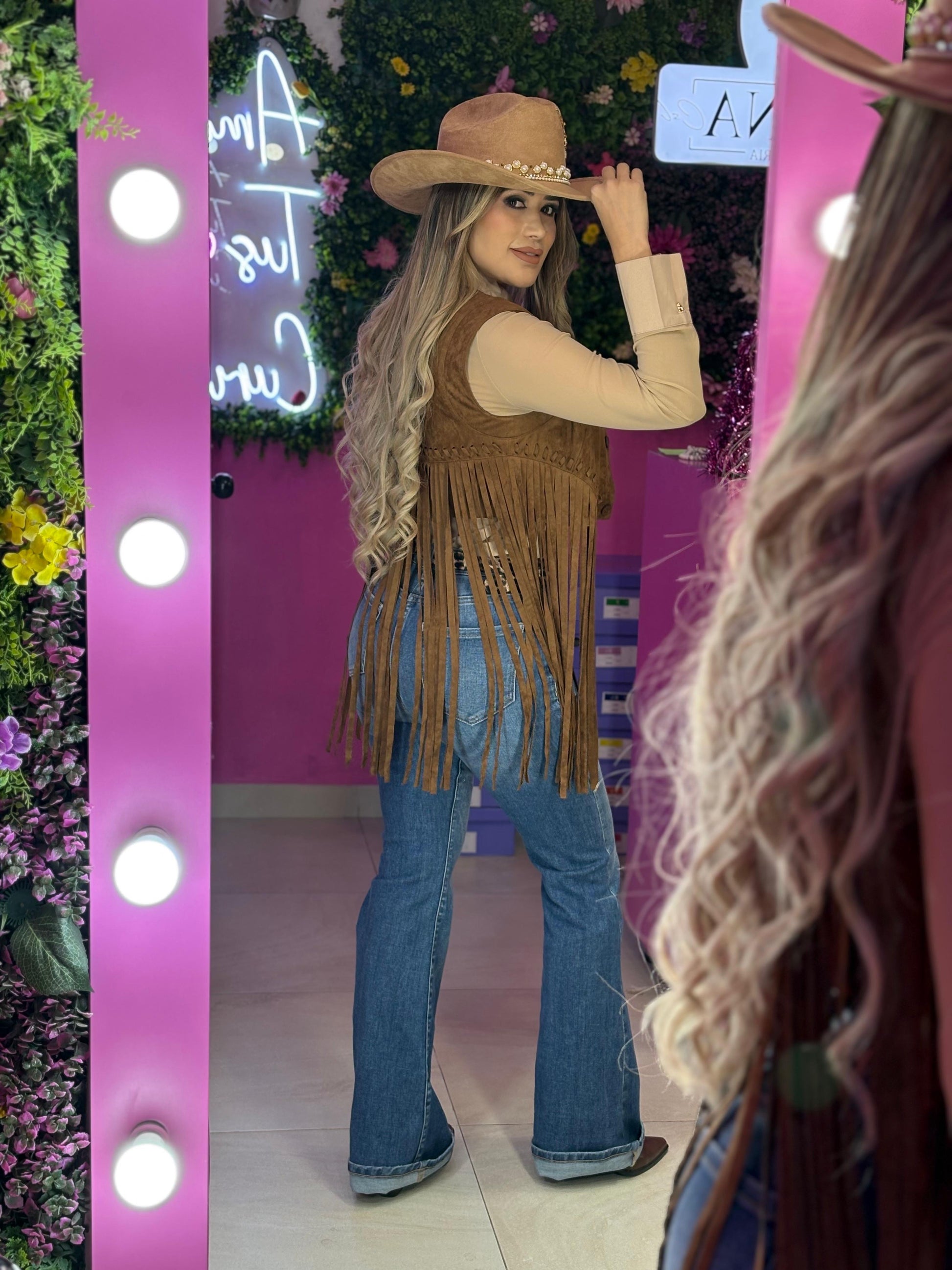 Chaleco café de gamuza con barbas largas