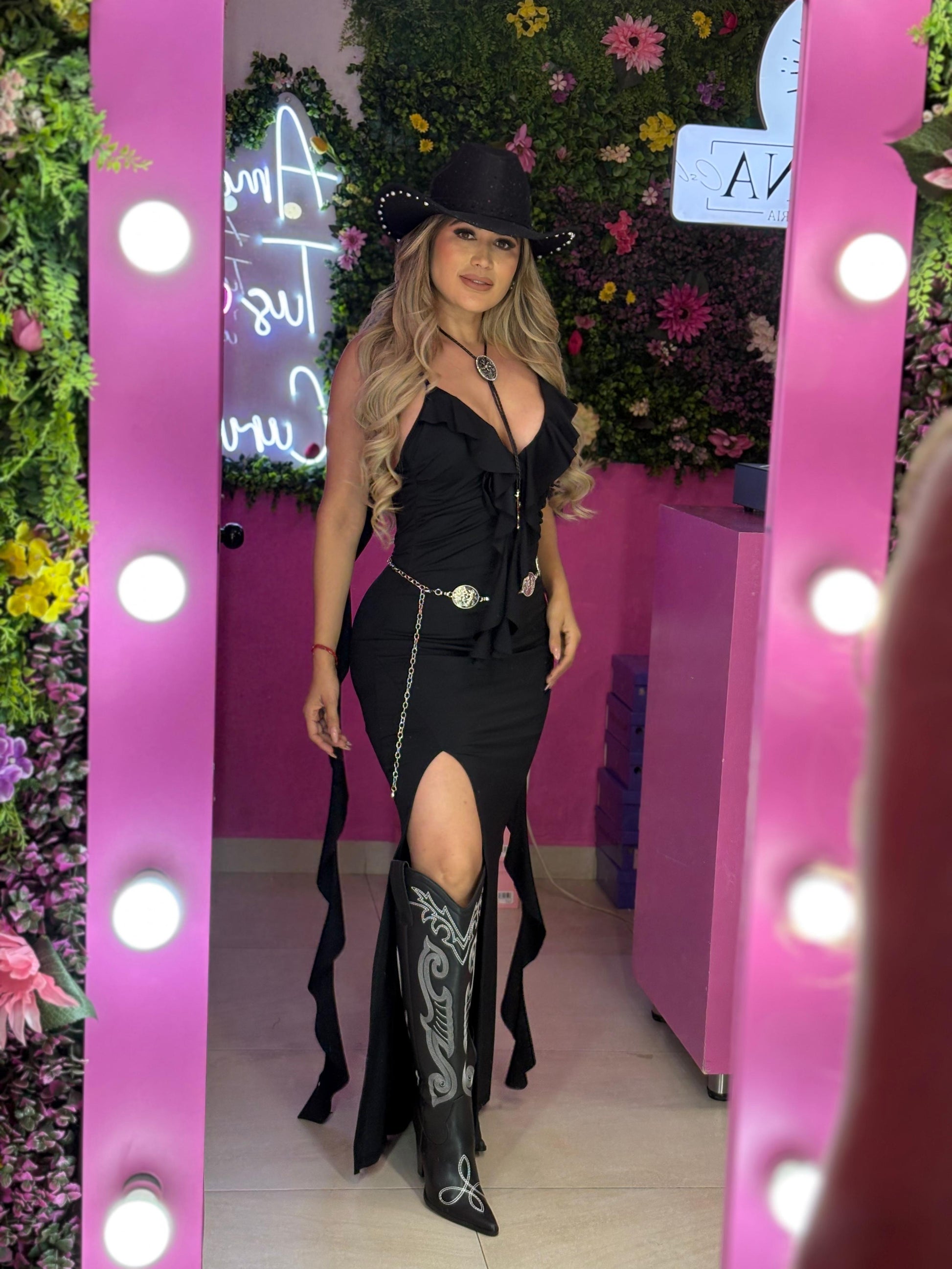 Vestido negro con olan