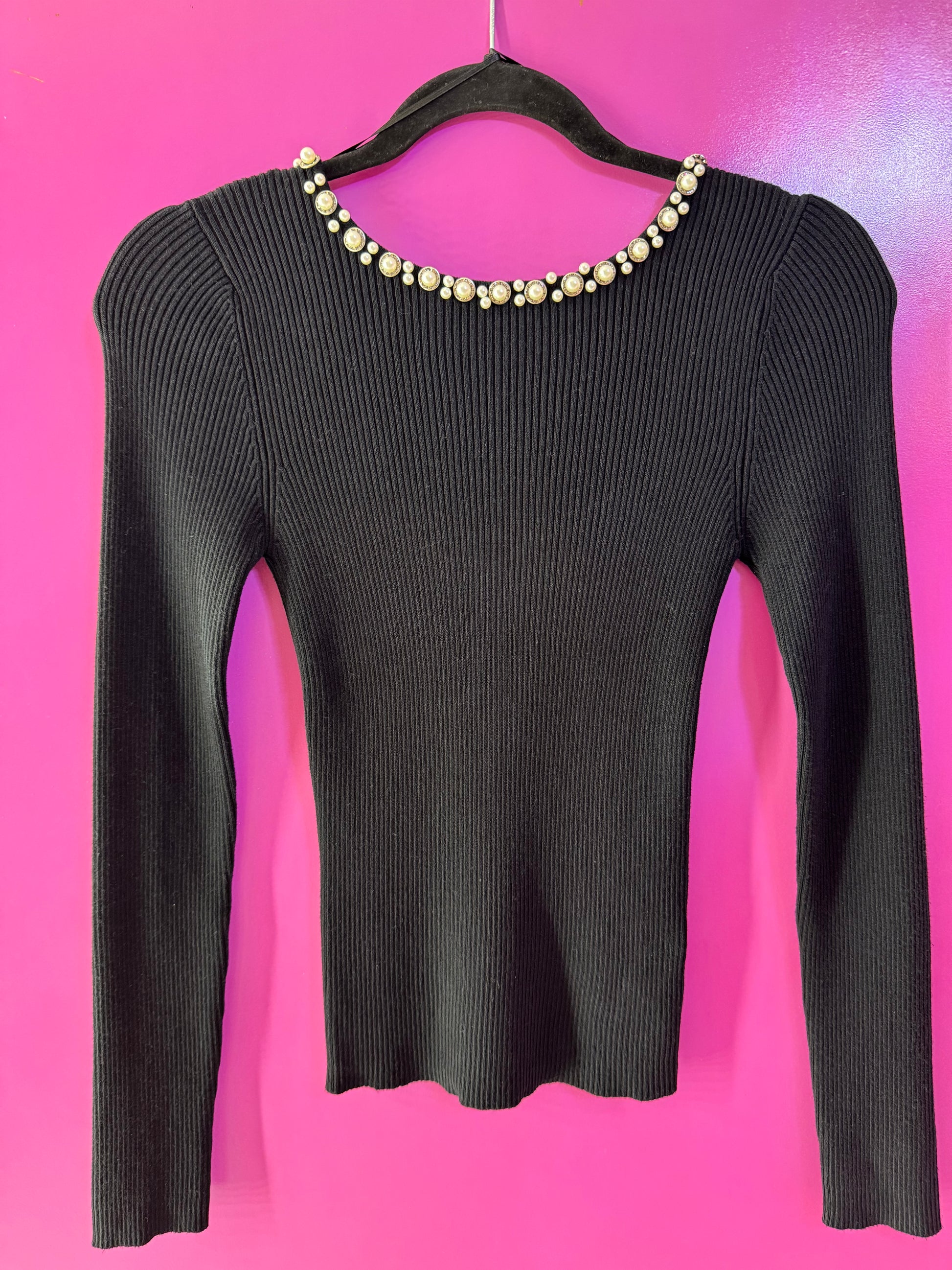 Blusa negra con perlas