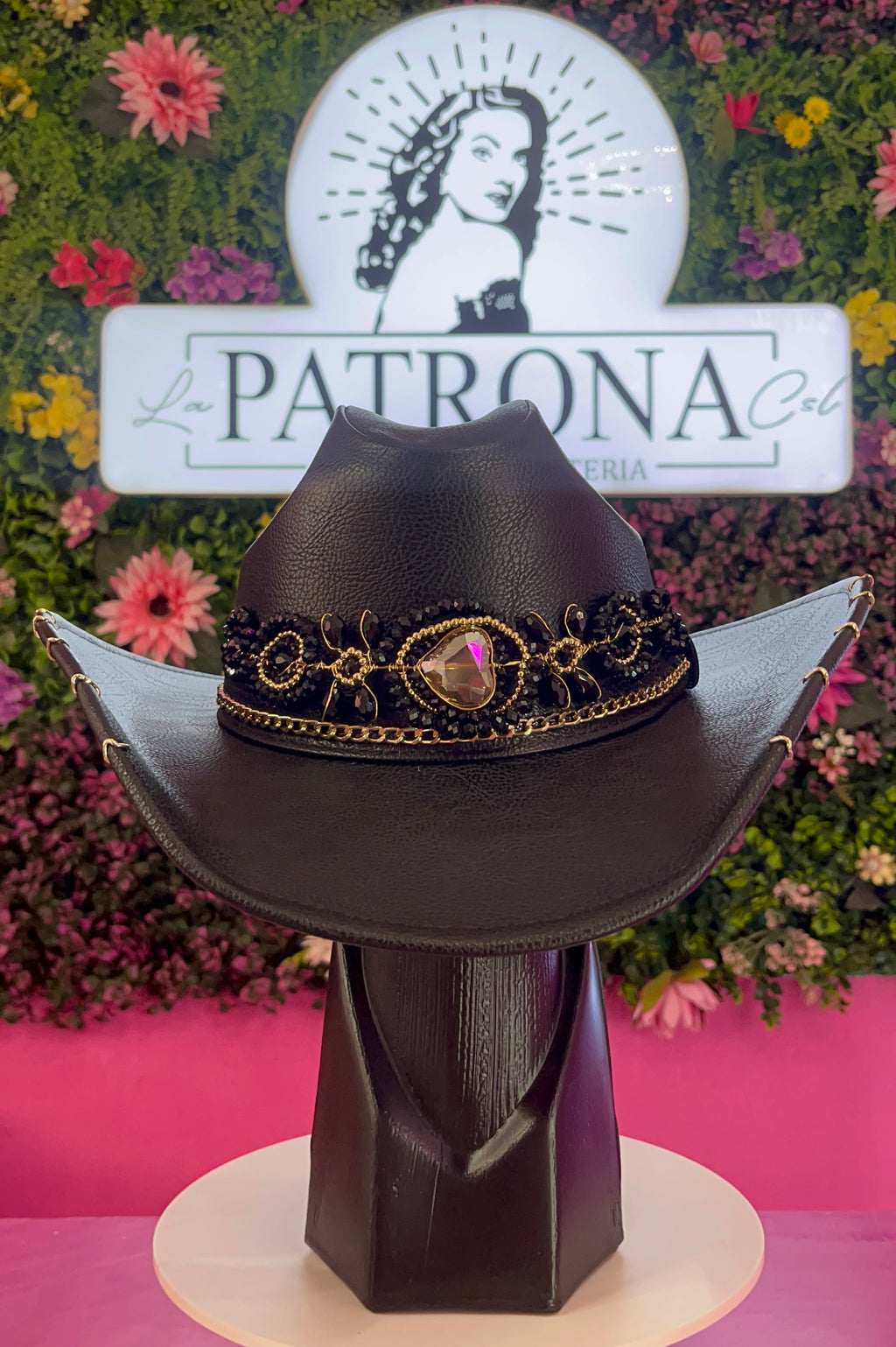 Sombrero negro de vinipiel con apliques