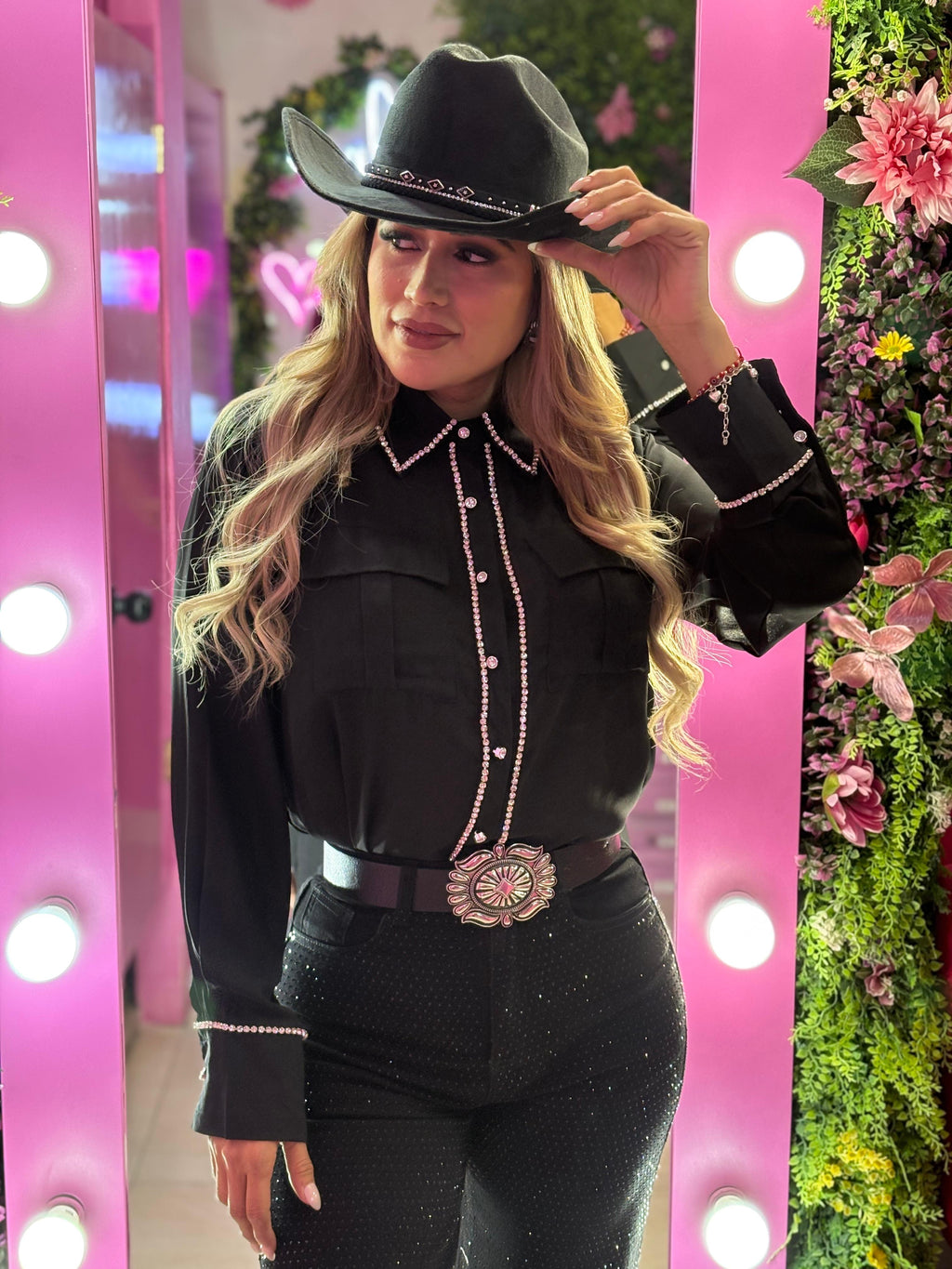 Camisa negra con detalles en pedrería plateada