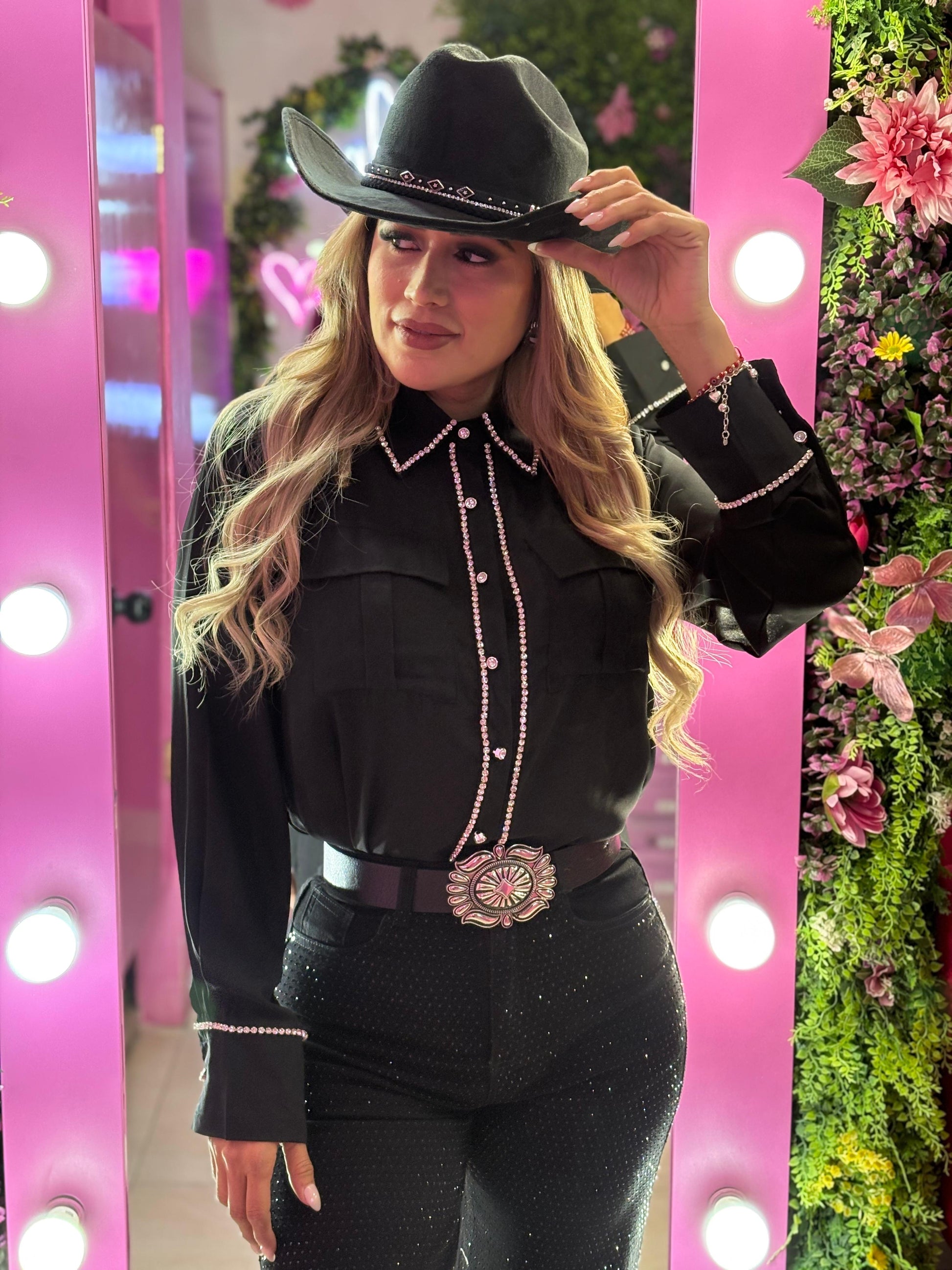 Camisa negra con detalles en pedrería plateada