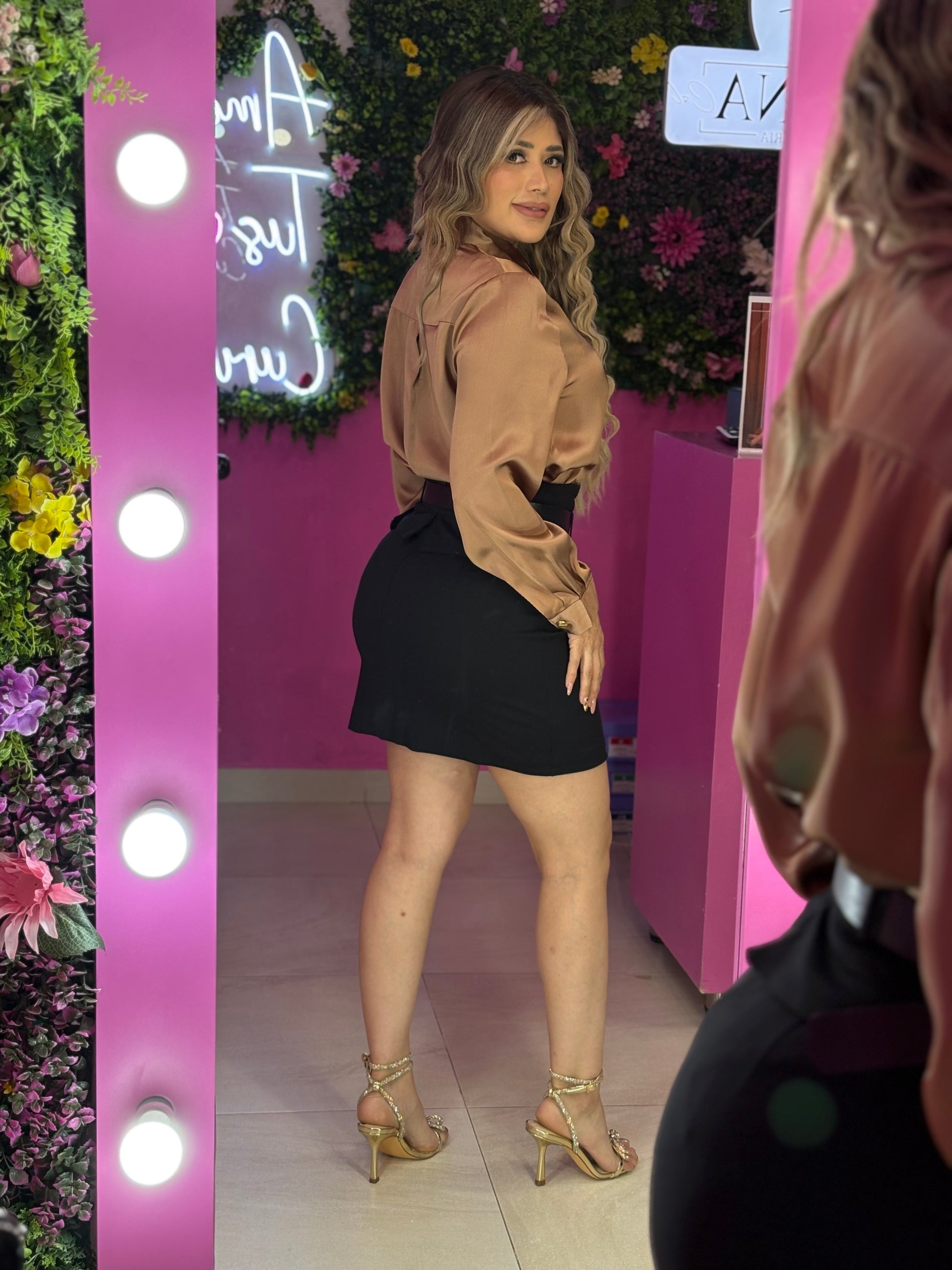 Camisa satin cafe con dijes