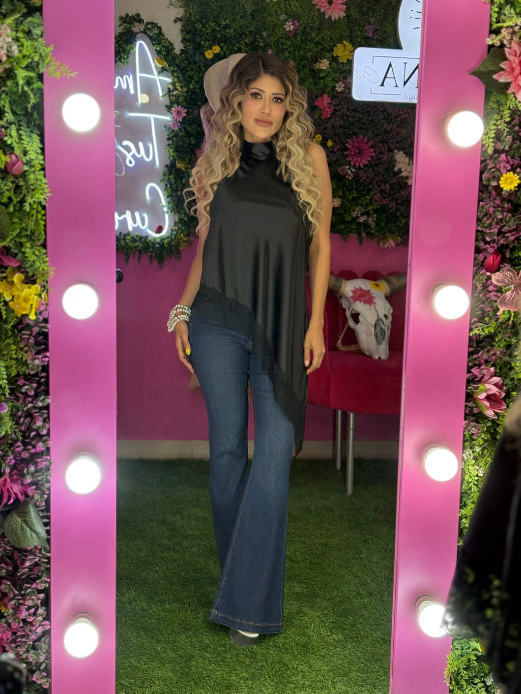 Blusa negra asimétrica cuello halter