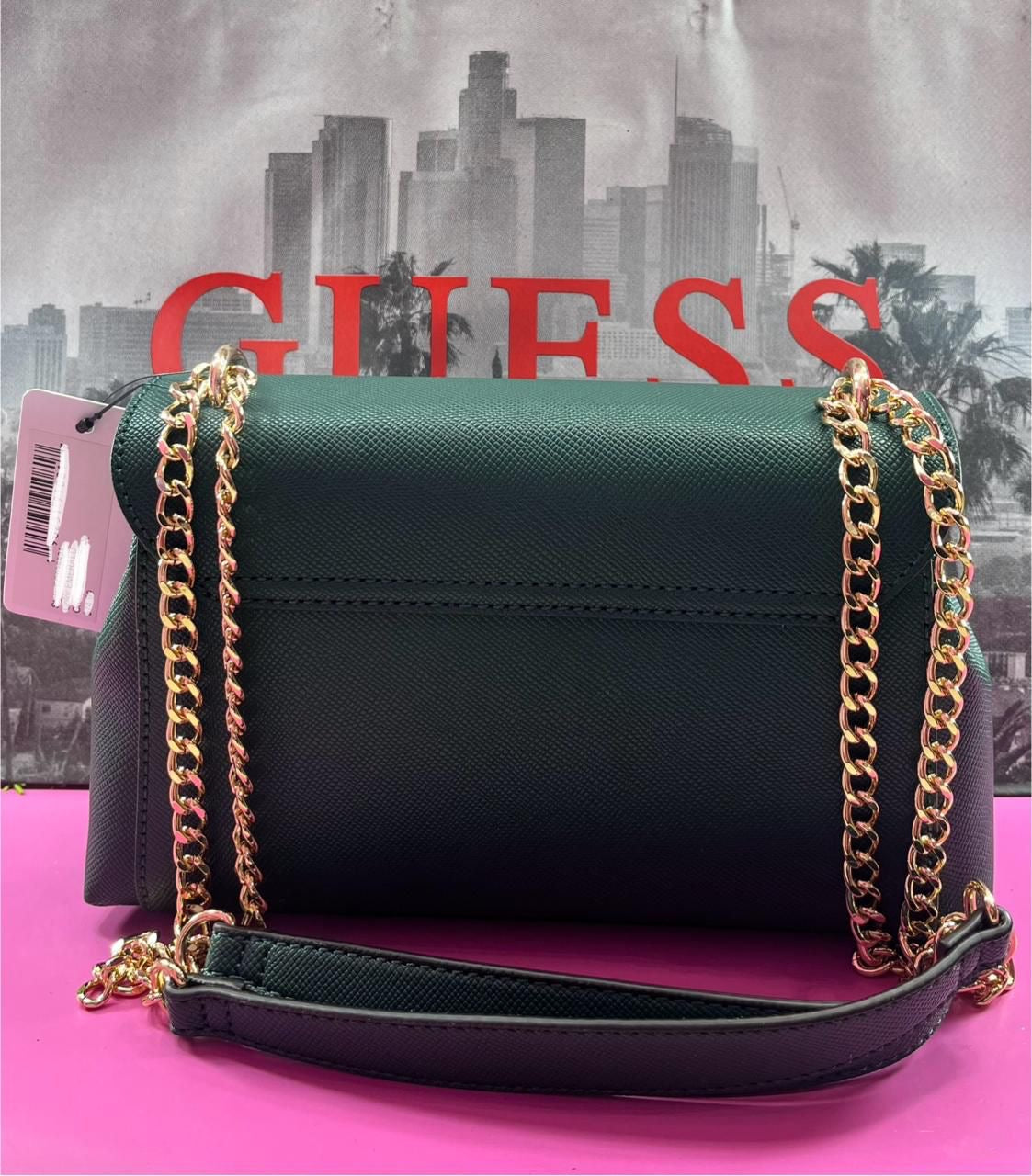 Bolsa verde con herrajes dorados GUESS