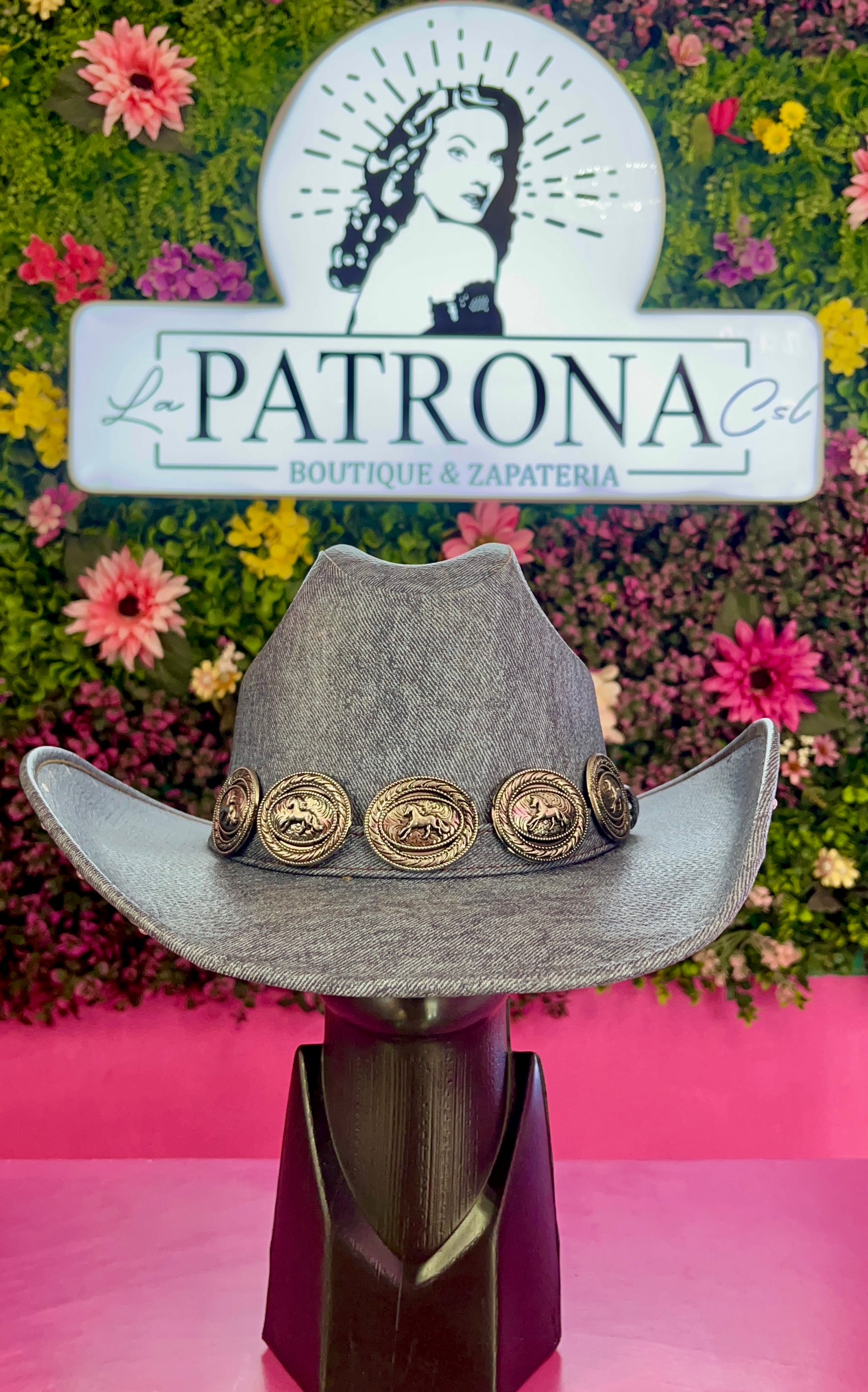 Sombrero mezclilla con herrajes y detalles plata