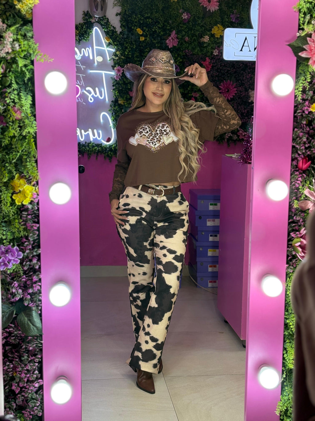 Blusa café con mangas de encaje