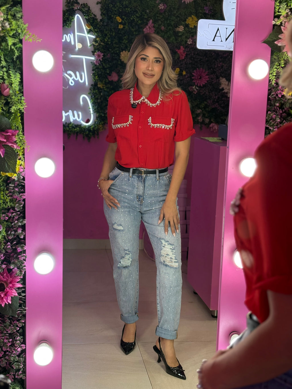 Camisa roja con apliques plateados