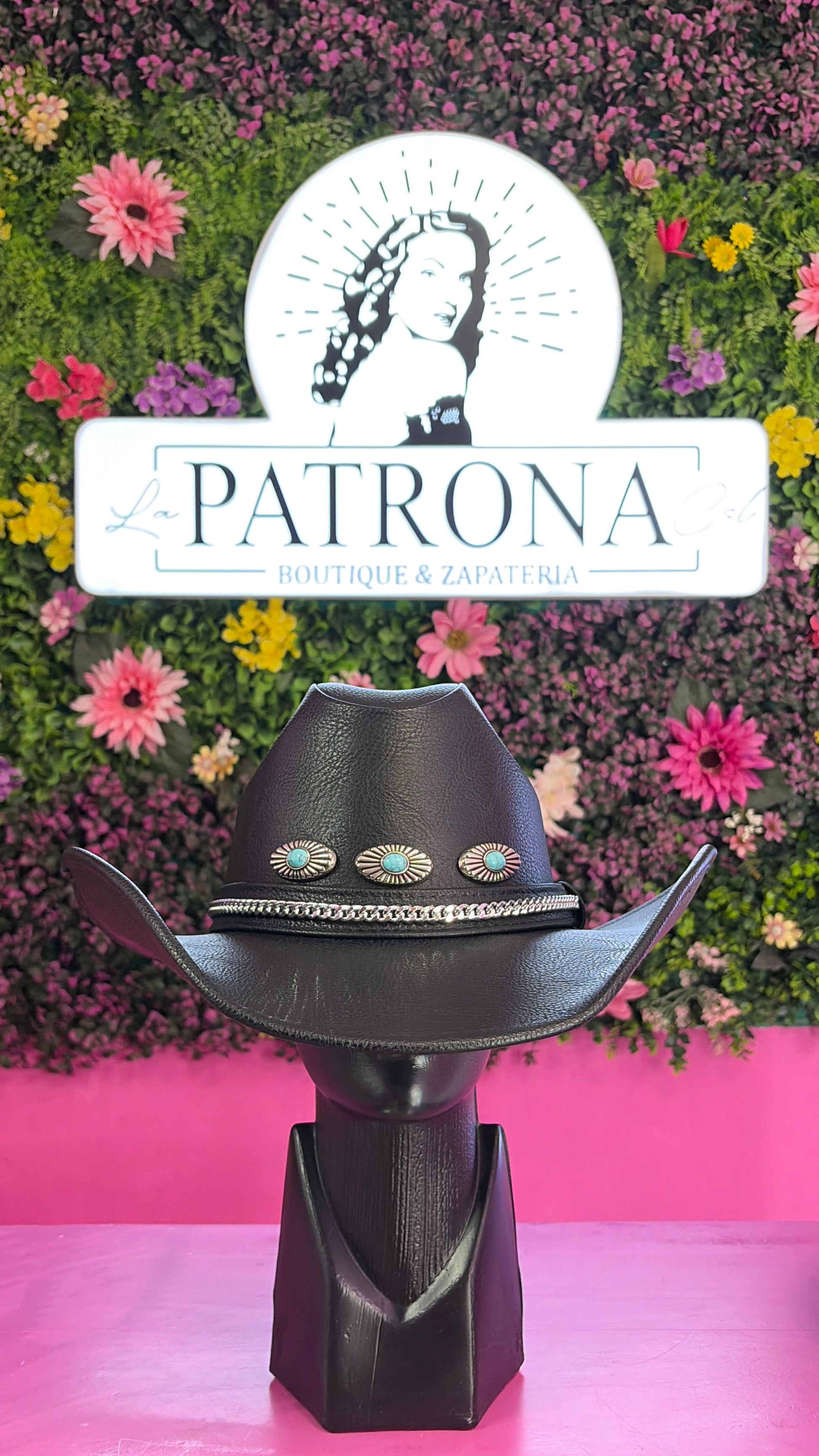Sombrero negro vinipiel con diseño y detalles azules