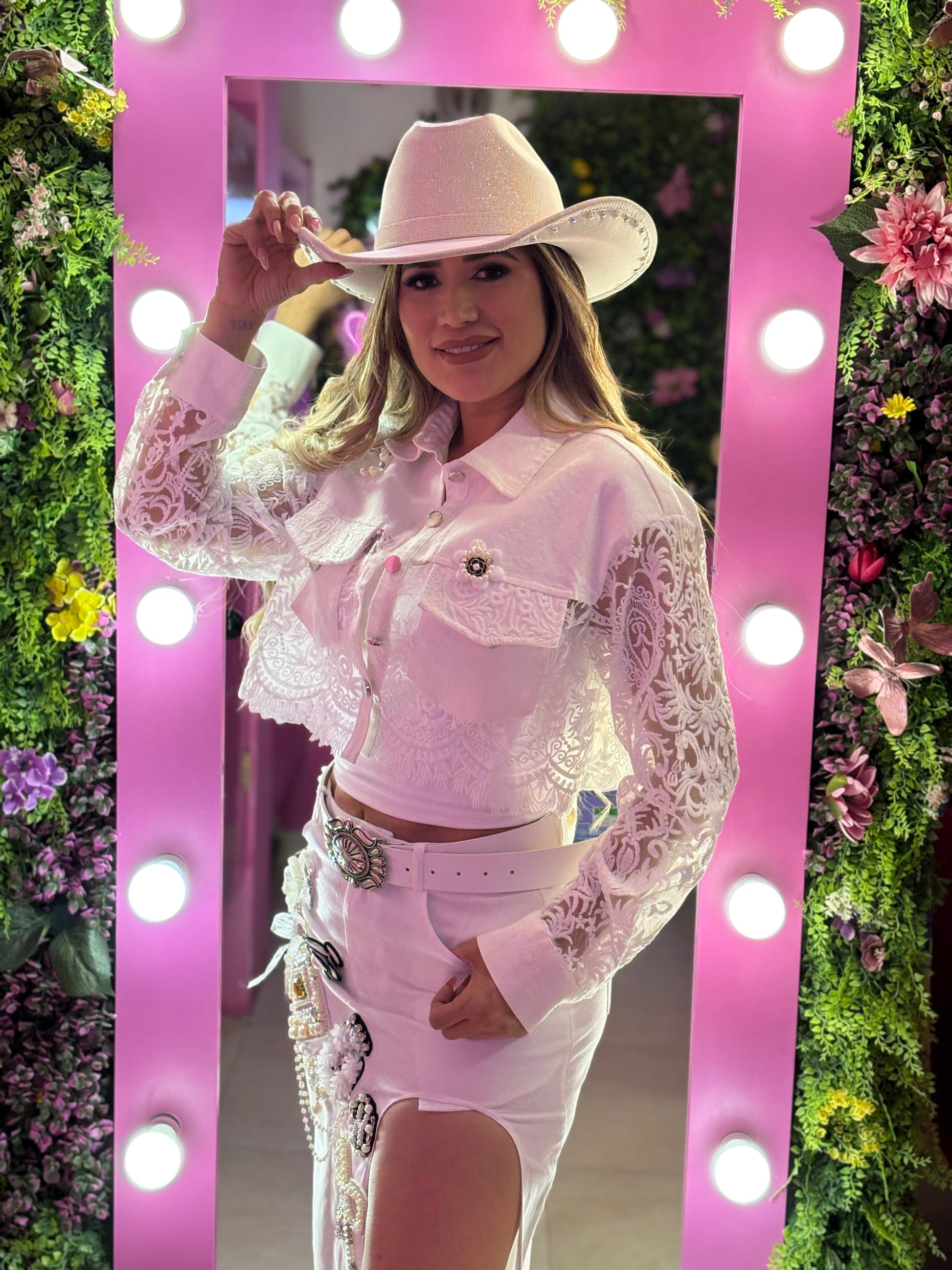 Chamarra blanca con apliques y encaje