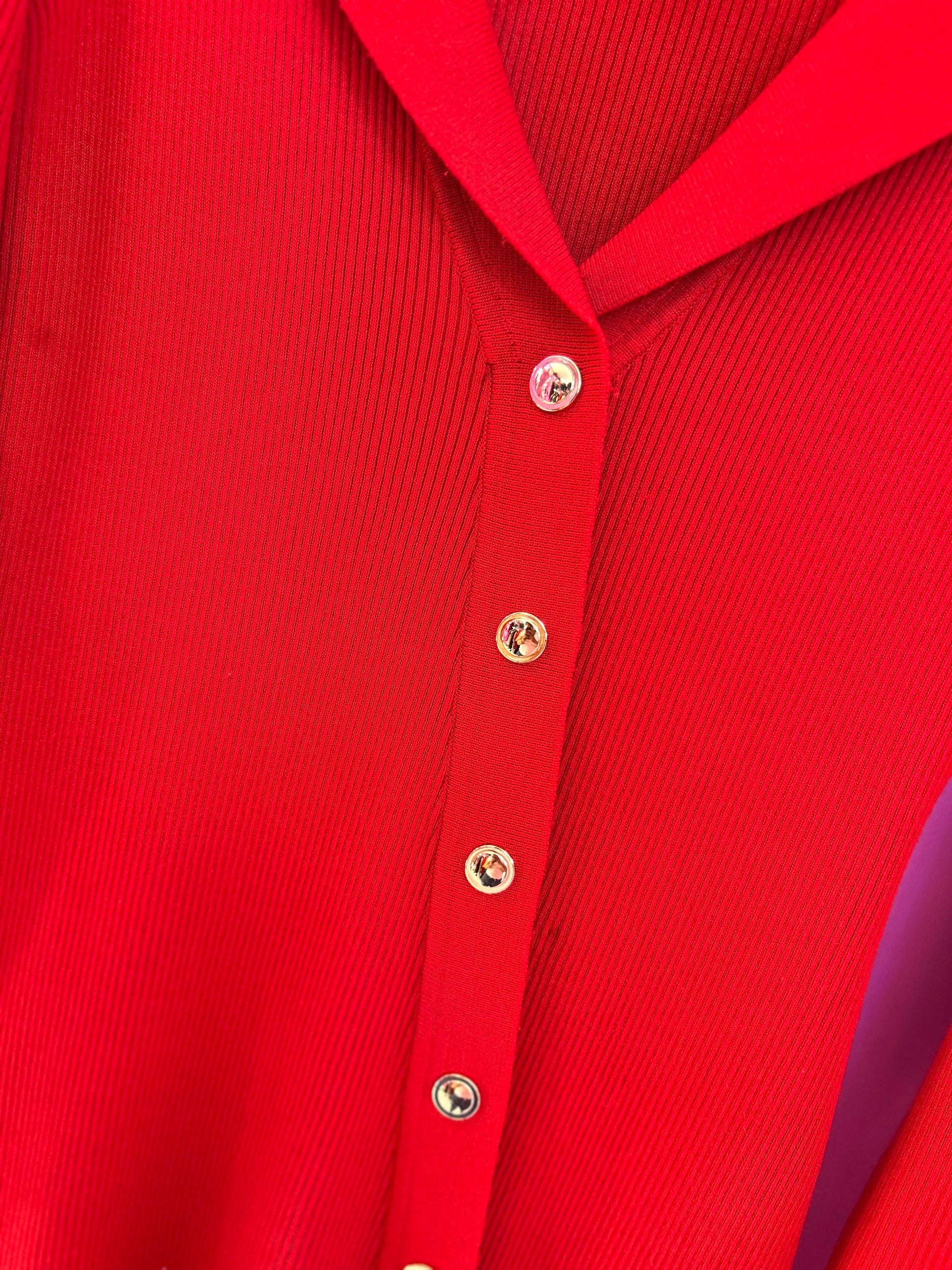 Vestido rojo con botones dorados