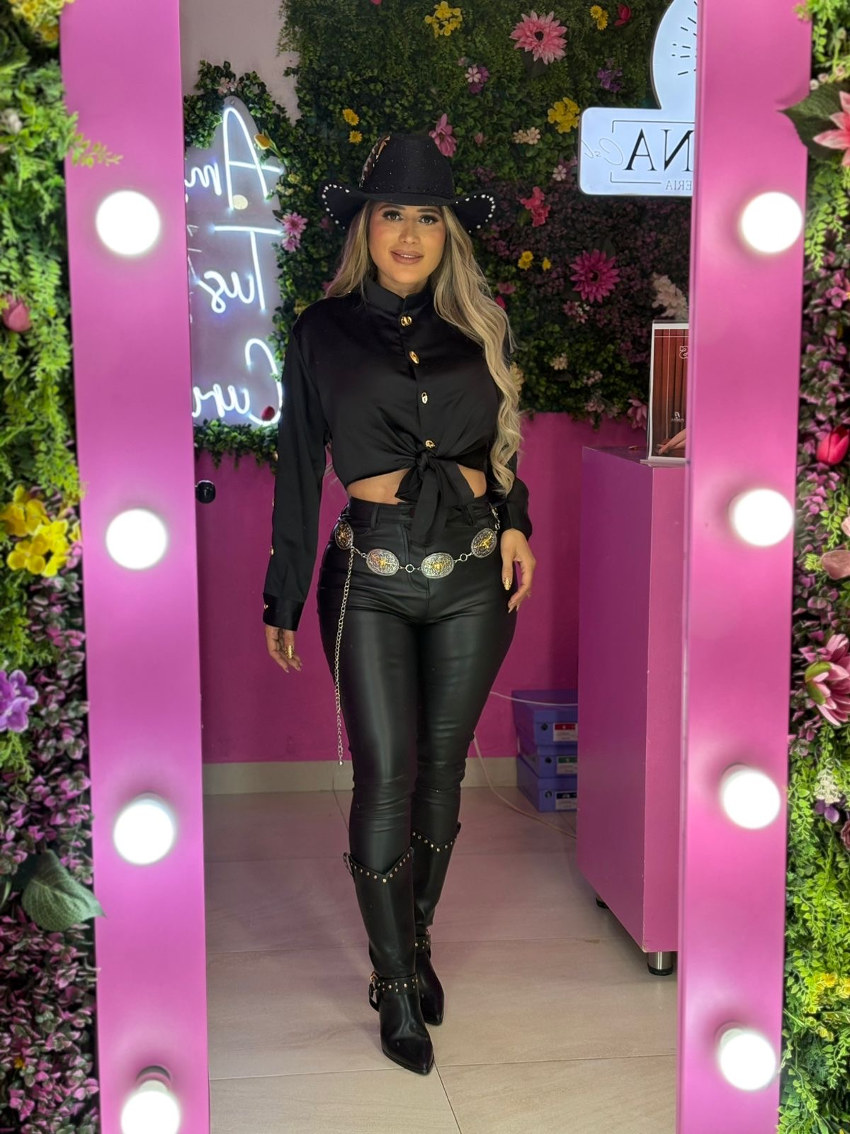 Blusa de satin negra botones dorados