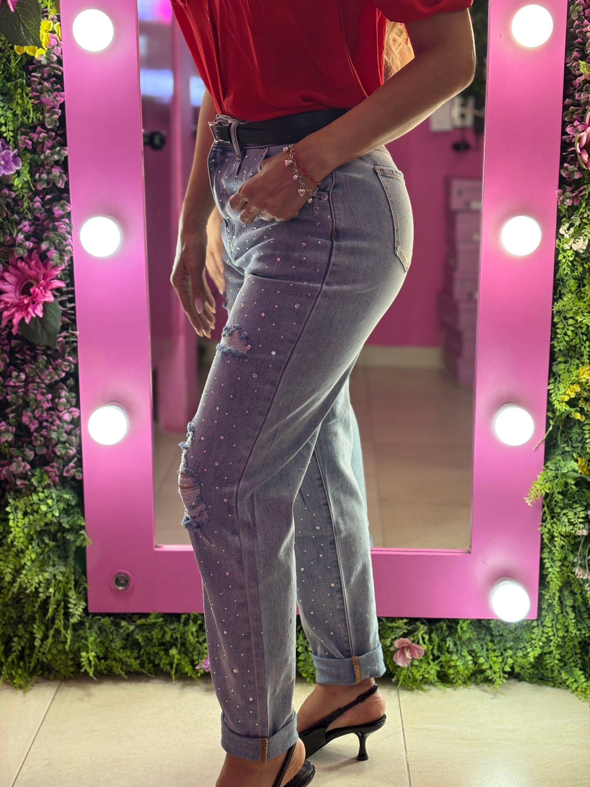 Pantalón mezclilla con brillos plata y rasgado