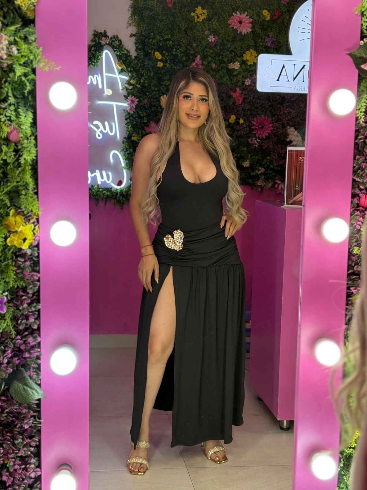 Set negro con flor dorada