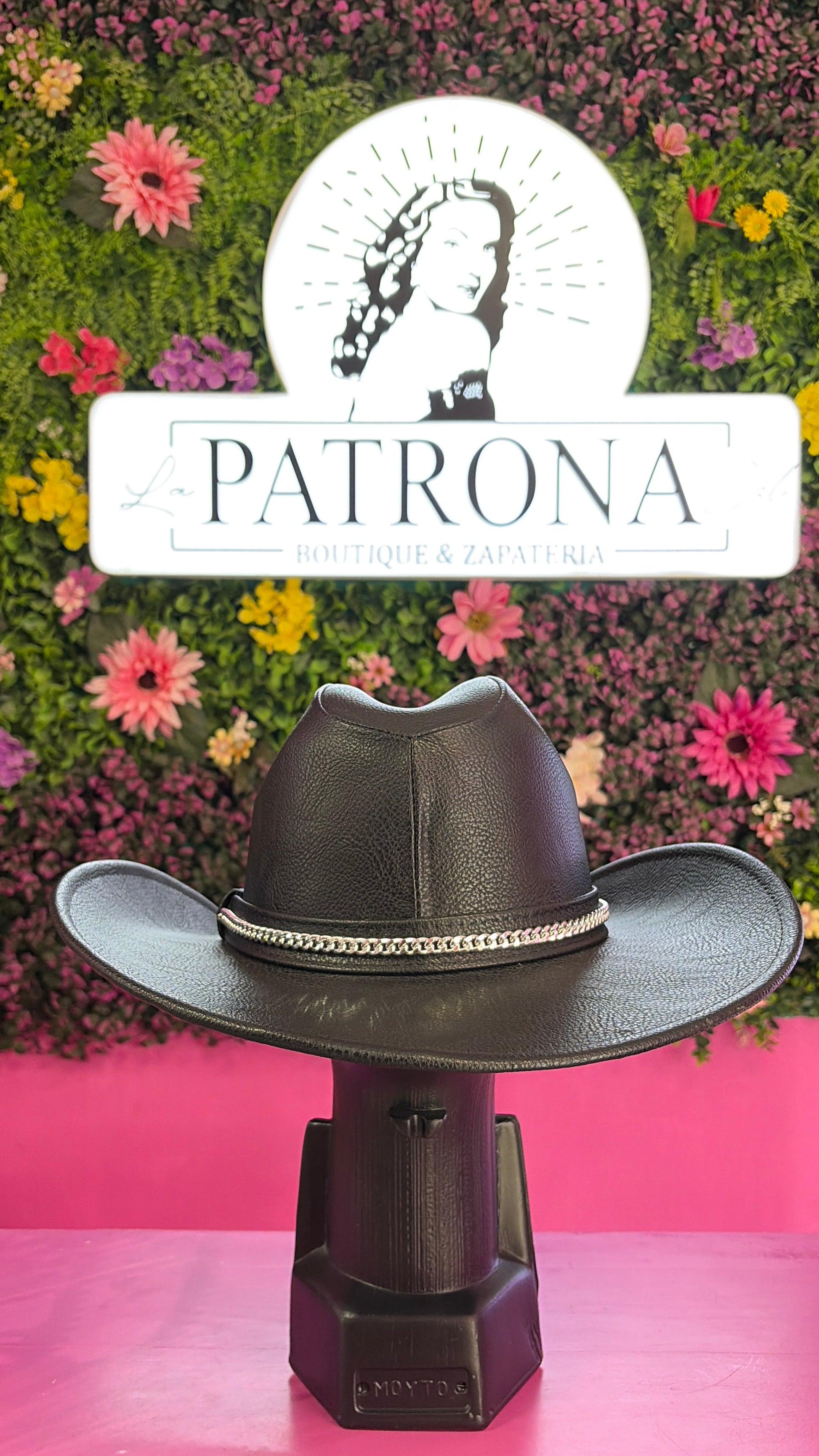 Sombrero negro vinipiel con diseño y detalles azules