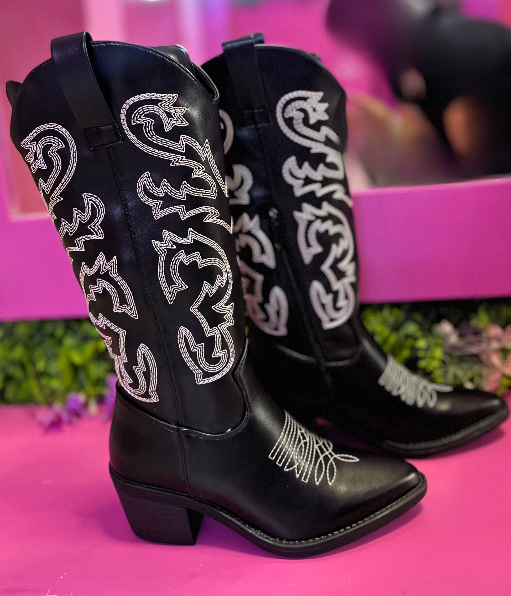 Botas vaqueras negra con tejido blanco