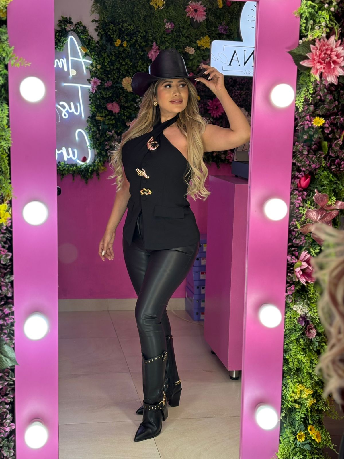 Blusa negra con apliques dorados