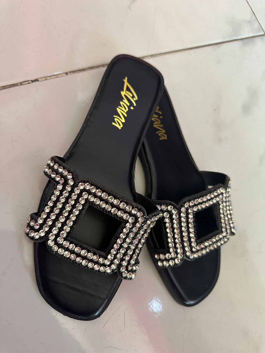 Sandalia negra con brillos plata