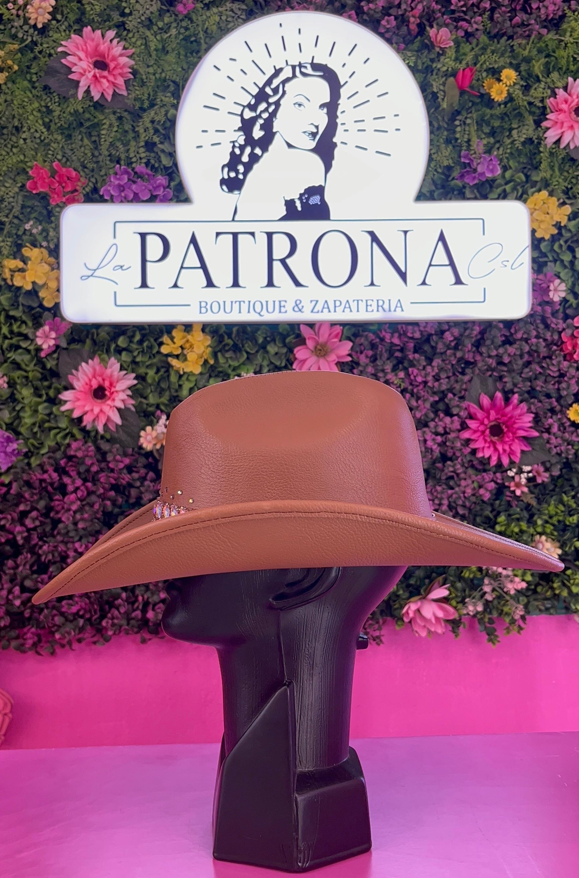 Sombrero camel de vinipiel con brillos