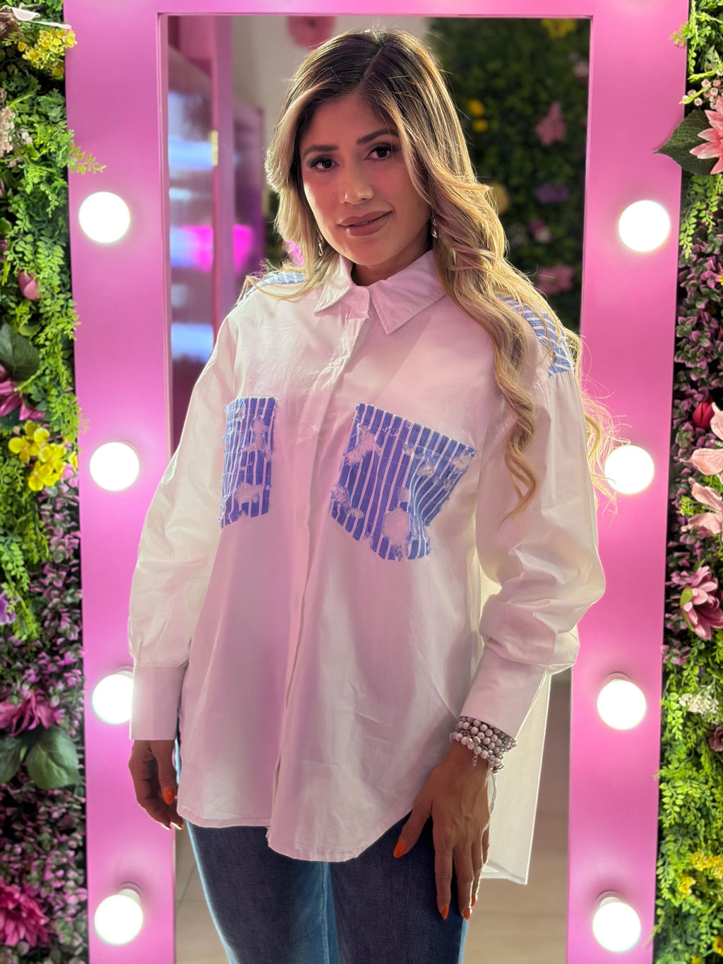 Camisa blanca con encaje azul