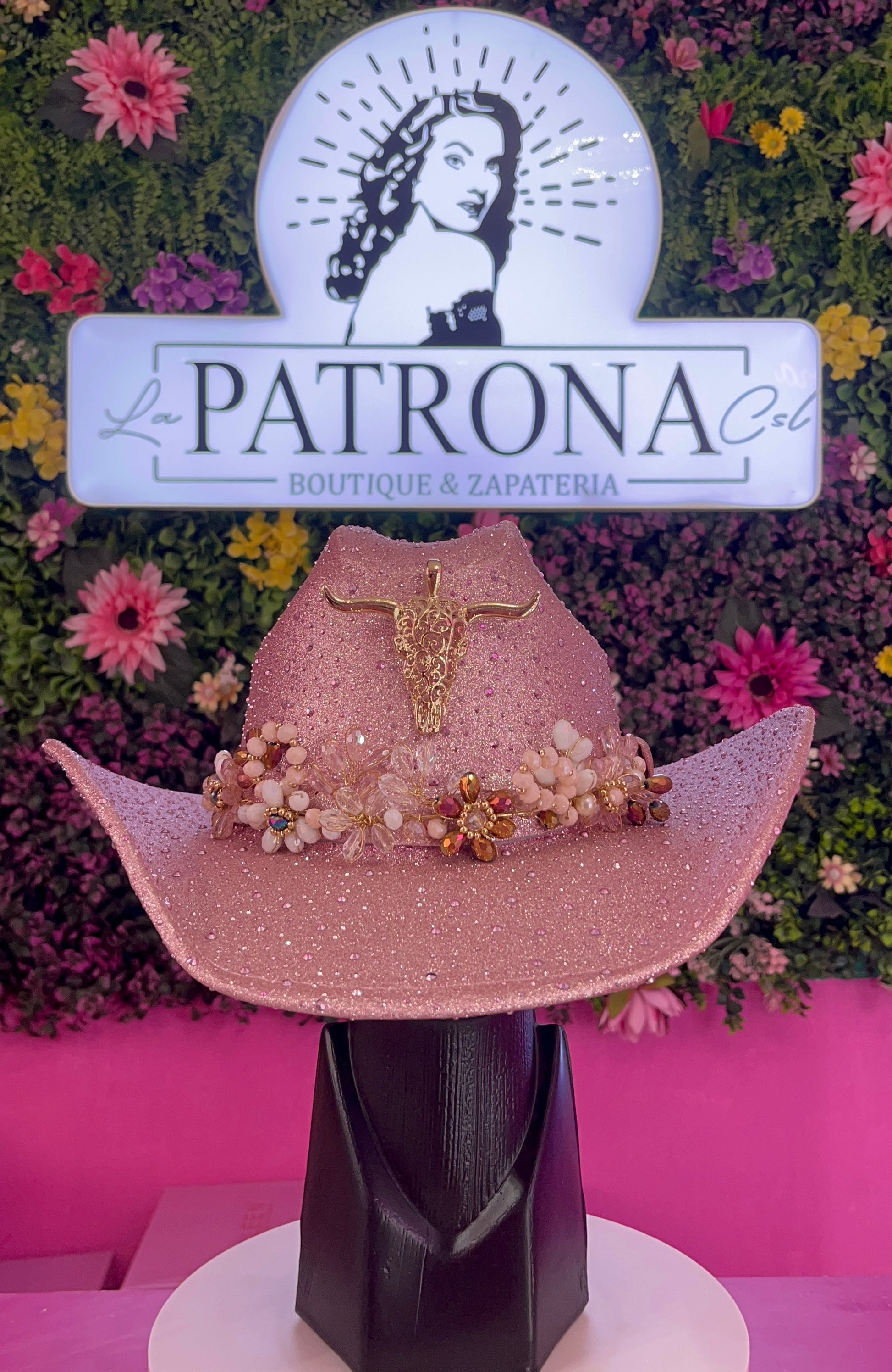Sombrero rosa brillos con apliques flores y cuernuda