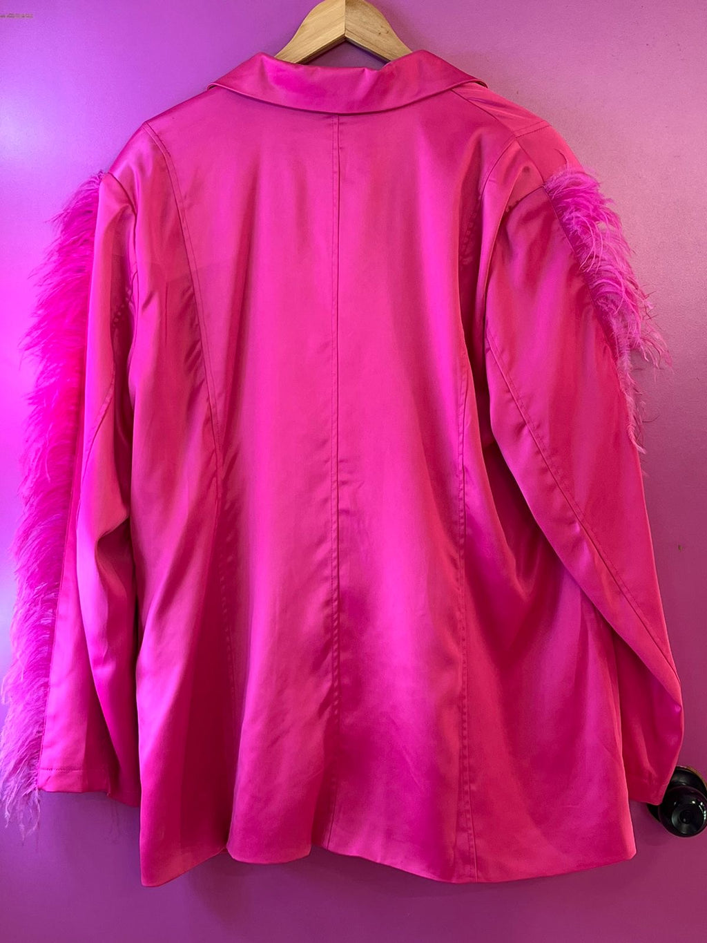 Blazer rosa barbie con plumas