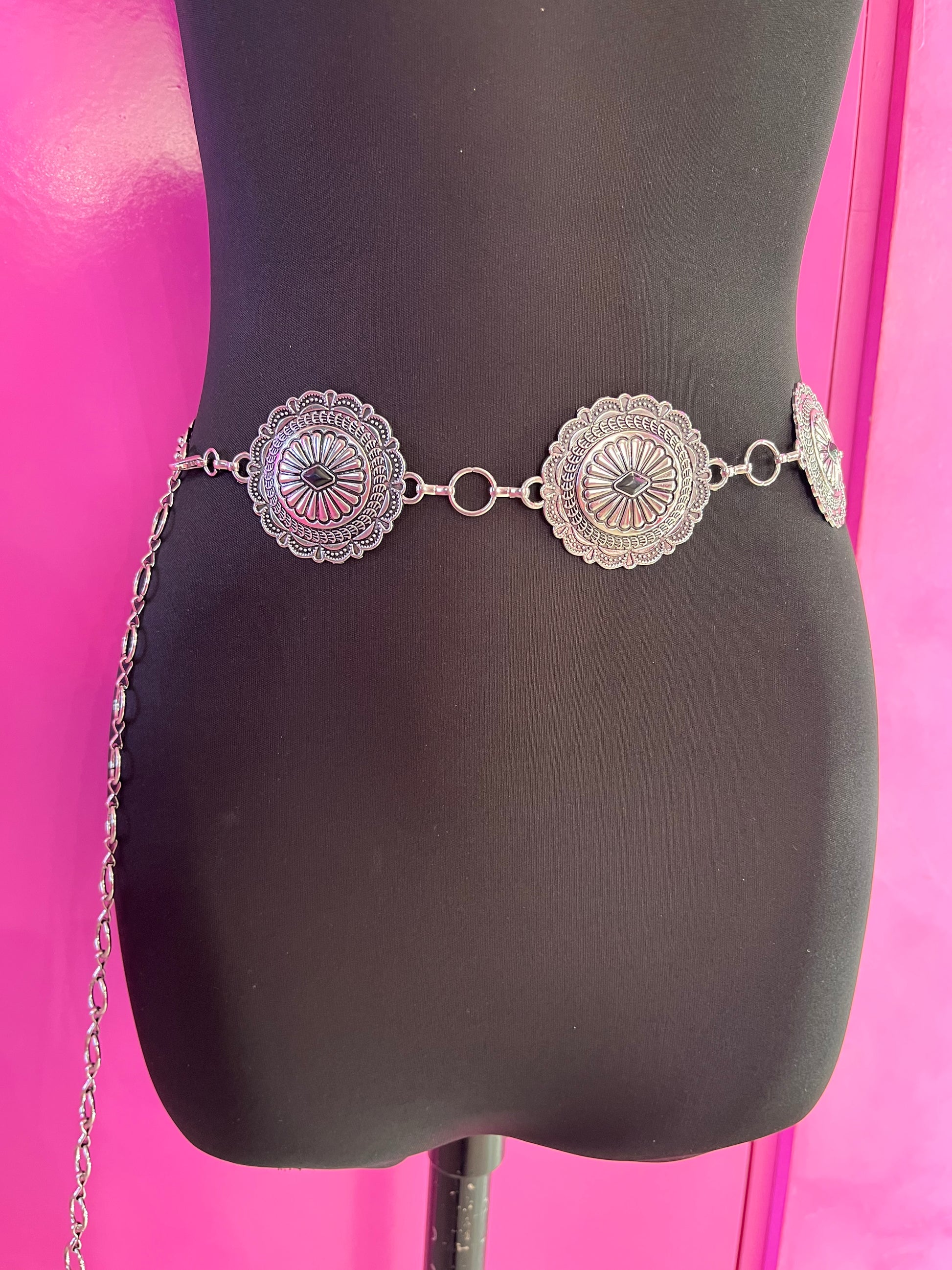 Cinto plateado flor con piedra negra