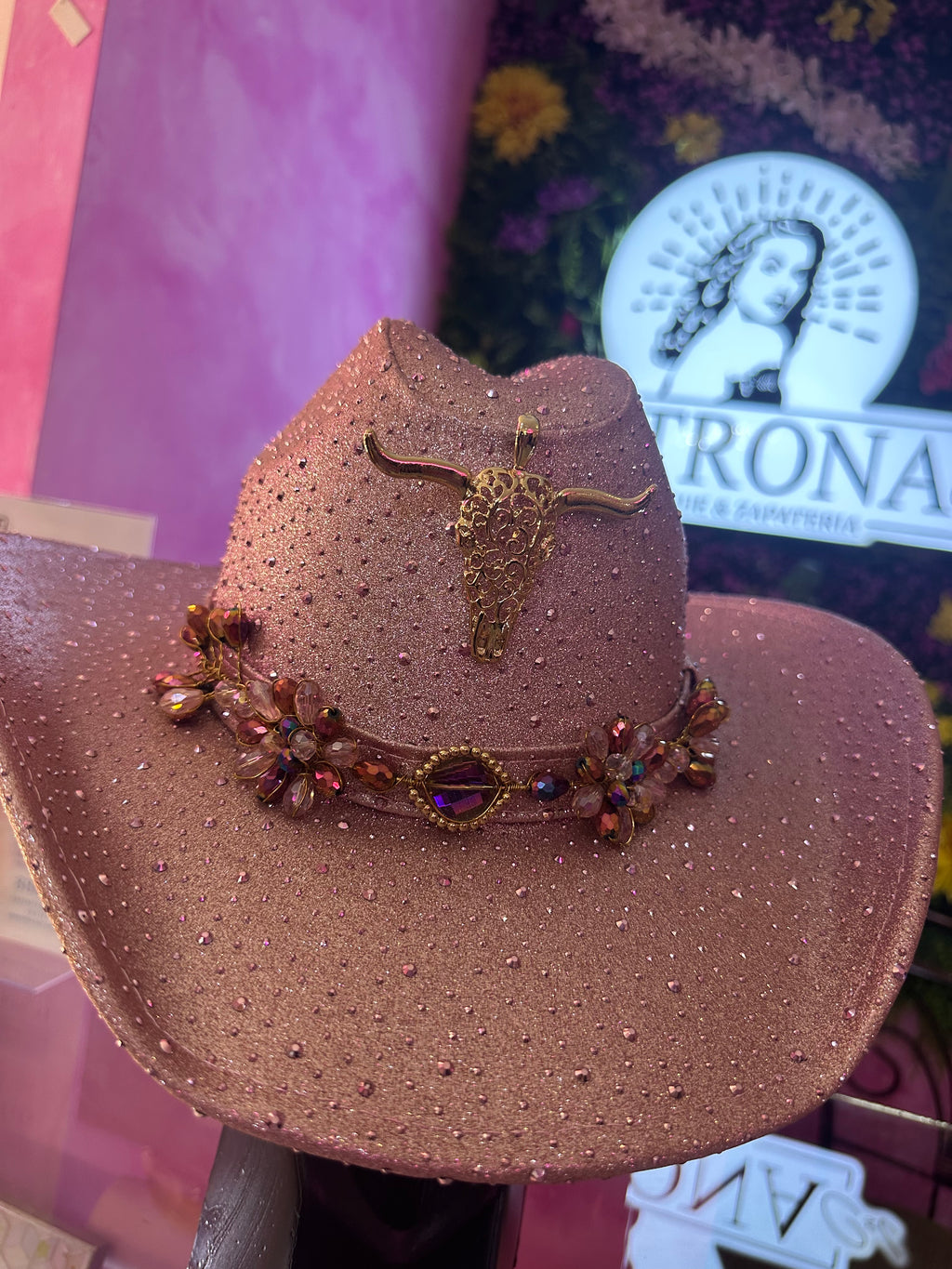 Sombrero rosa con pedrería y cuernuda