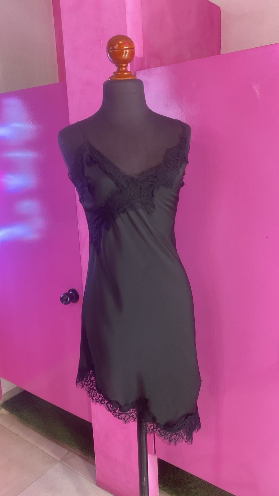 Vestido de satin con encaje negro