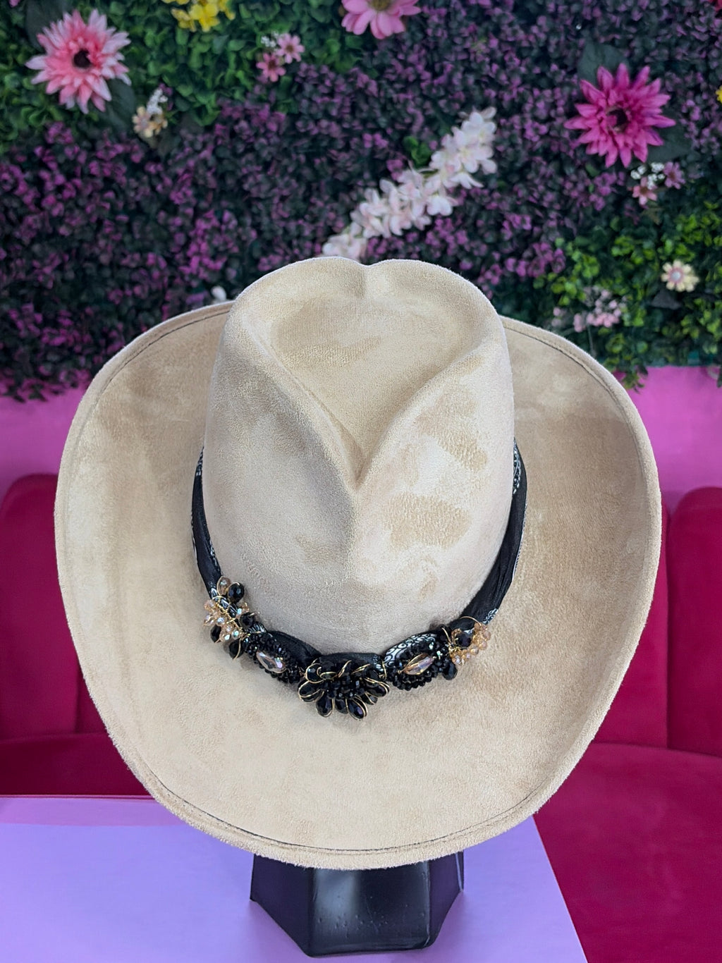 Sombrero beige gamuza de corazón con pañoleta negra