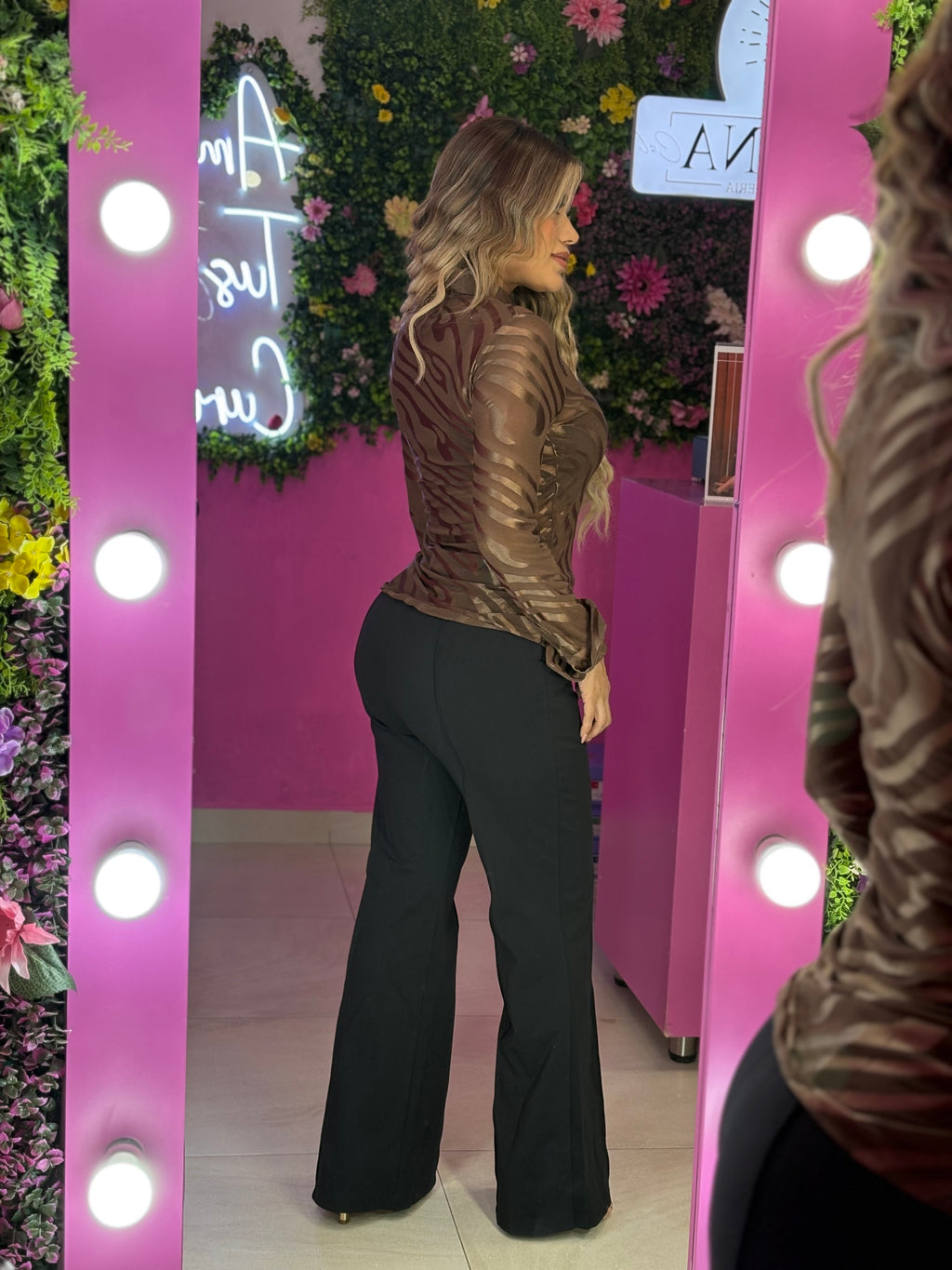 Camisa café con dijes estilo mesh