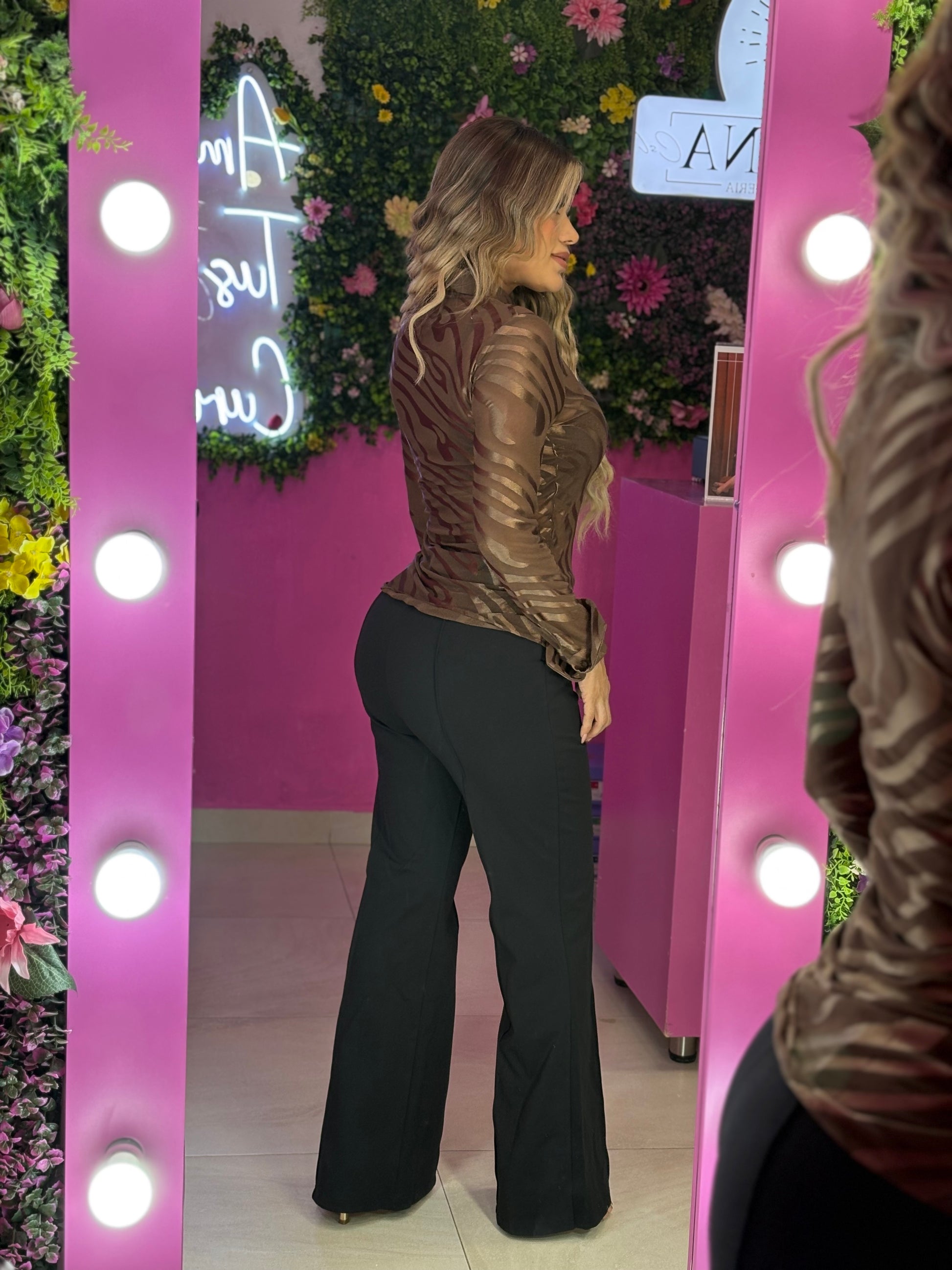 Camisa café con dijes estilo mesh