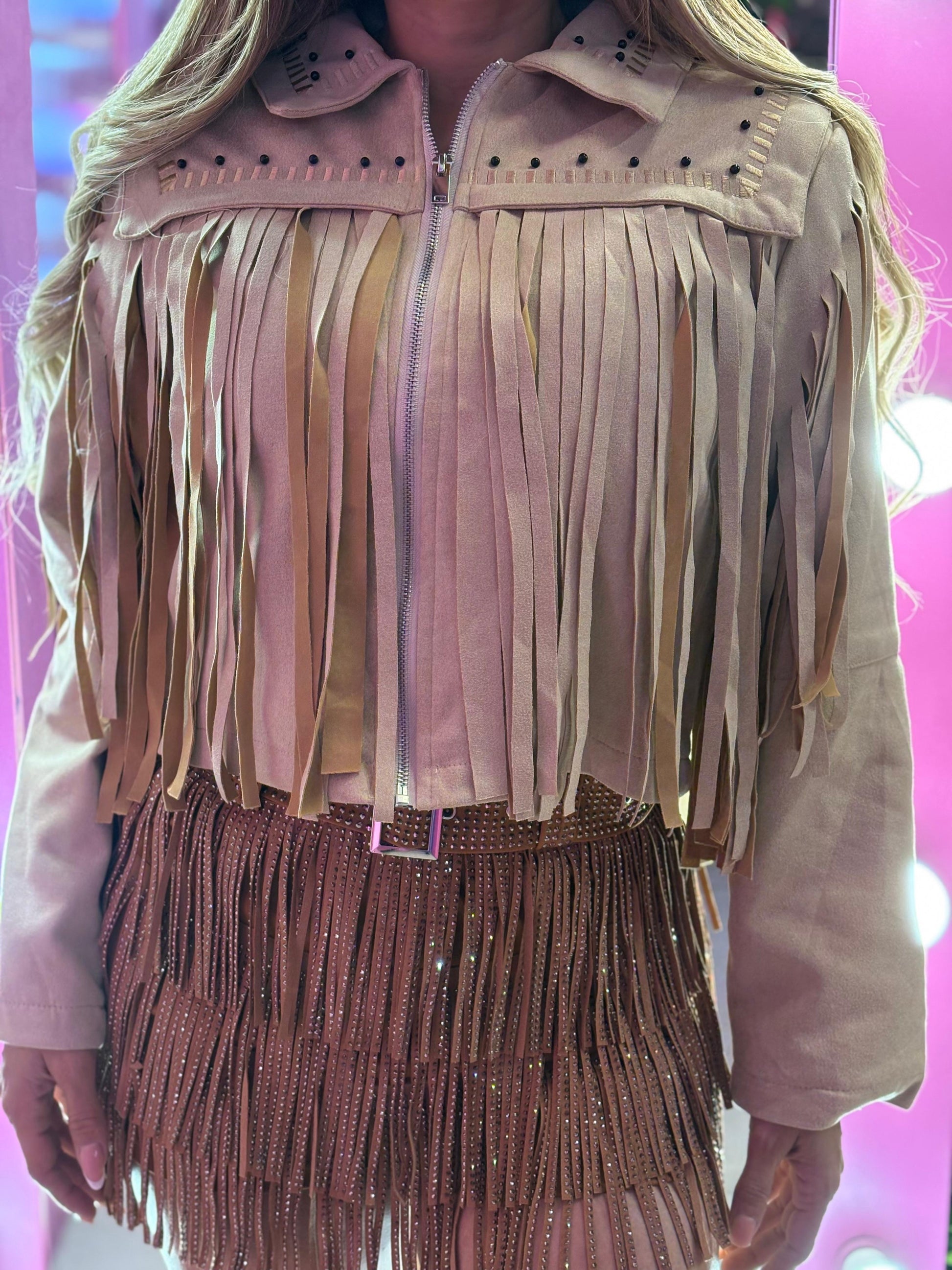 Chamarra beige de gamuza con barbas