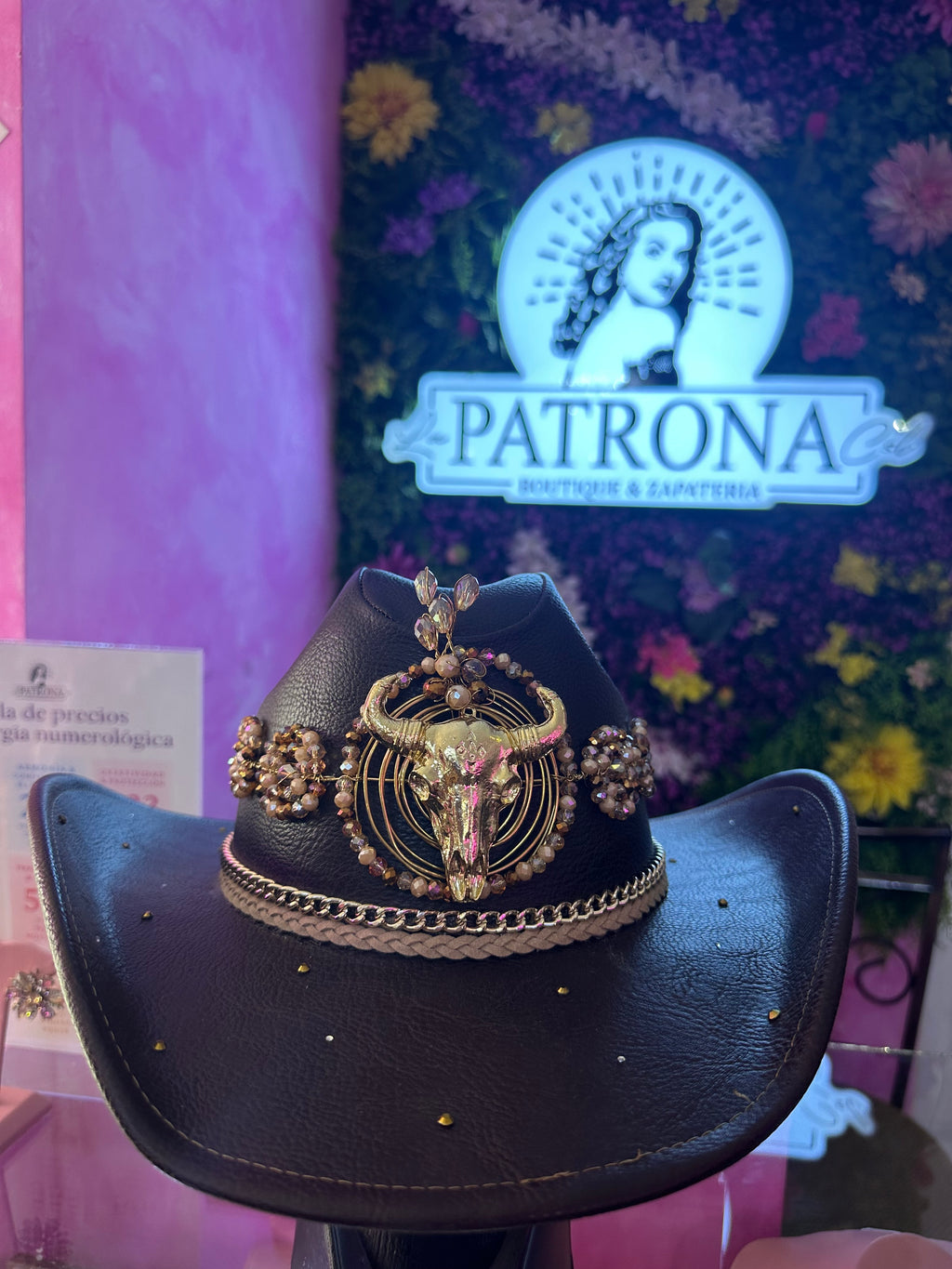 Sombrero chocolate con cuernuda