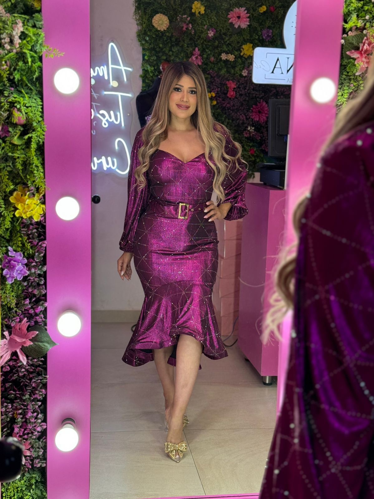 Vestido magenta corte sirena con brillos.