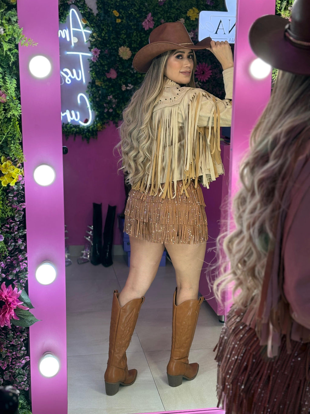 Chamarra beige de gamuza con barbas