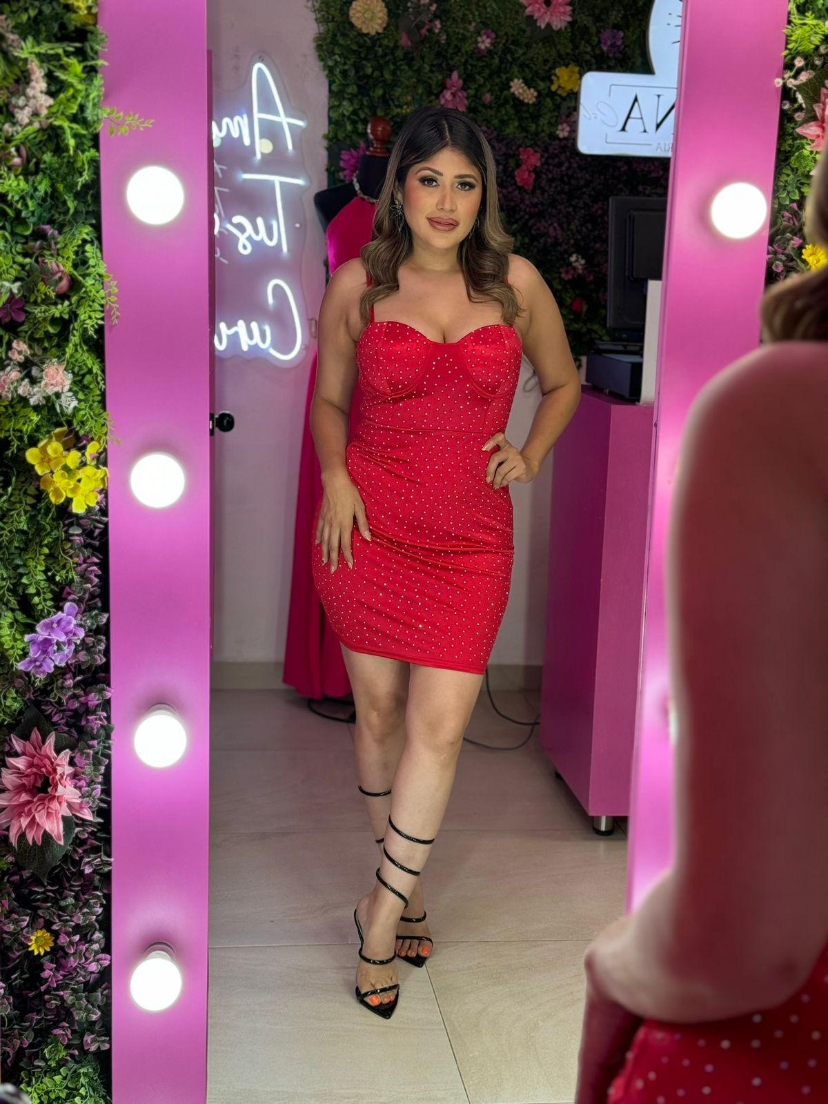 Vestido satinado rojo con brillos