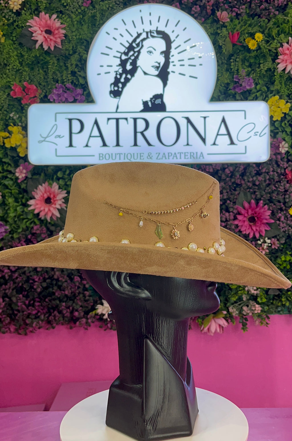 Sombrero beige decorado gamuza
