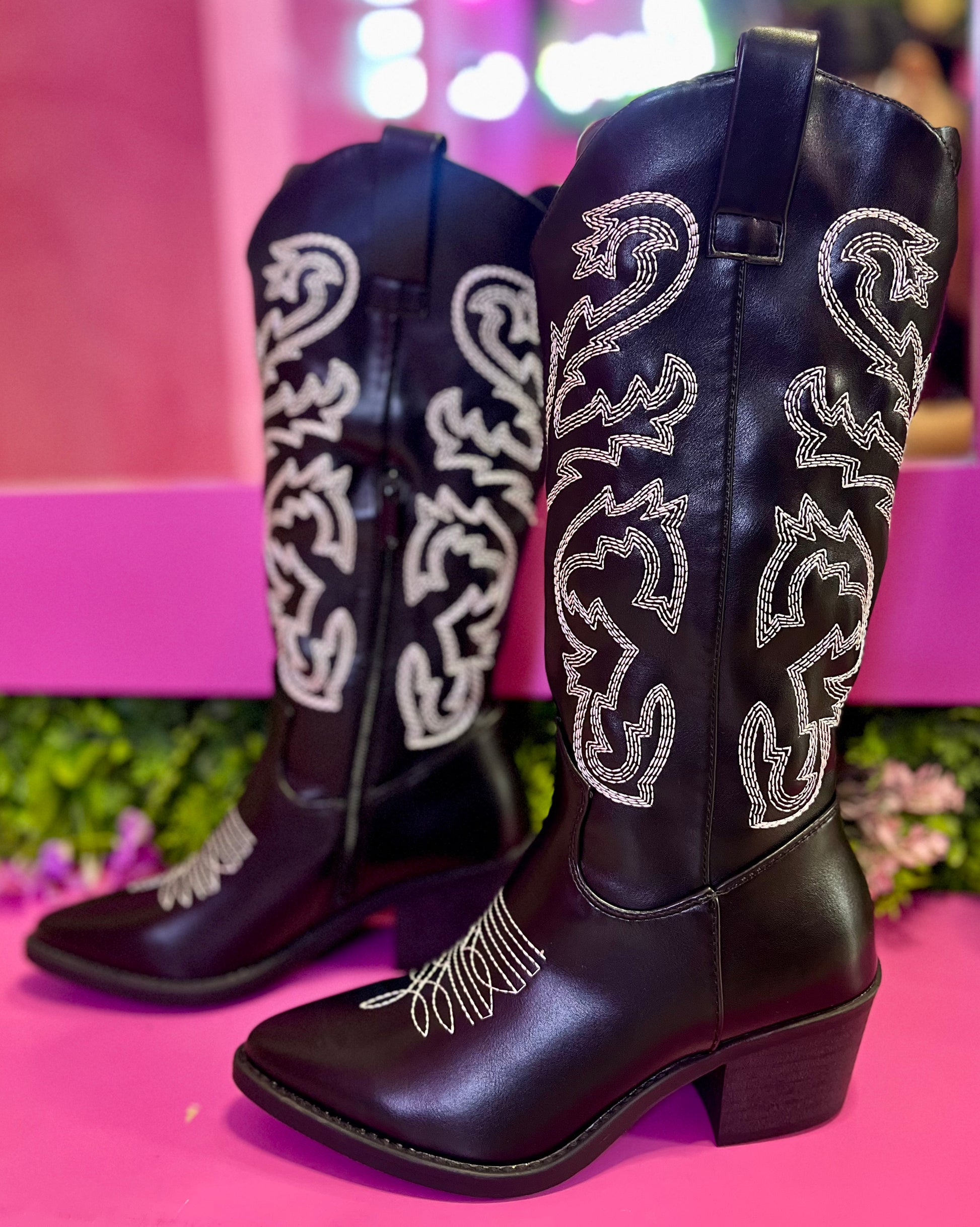Botas vaqueras negra con tejido blanco