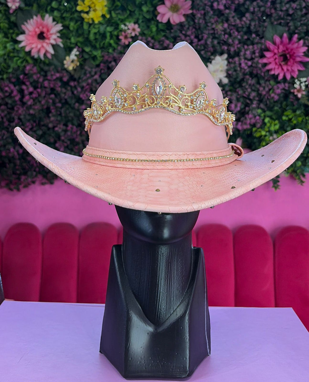 Sombrero rosa con corona
